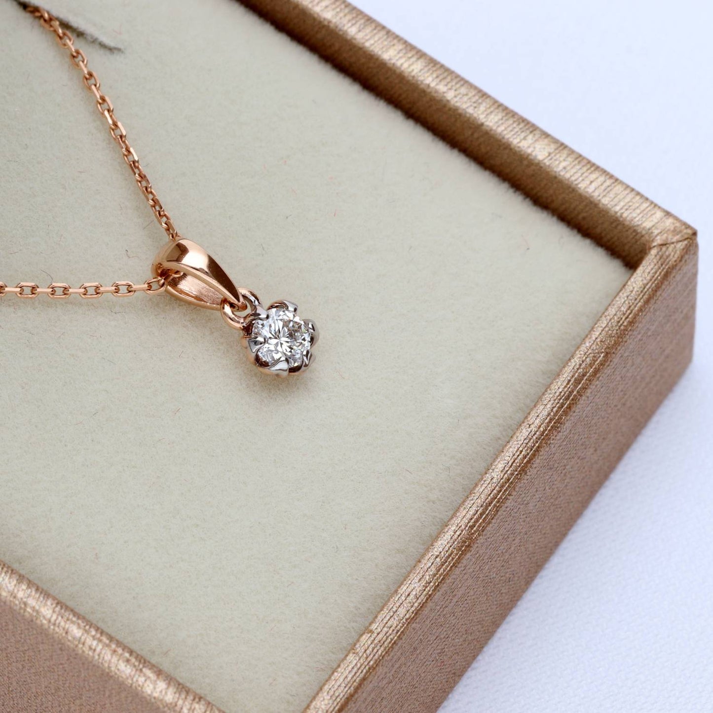 klaskinis prabangus pakabutis su deimantu