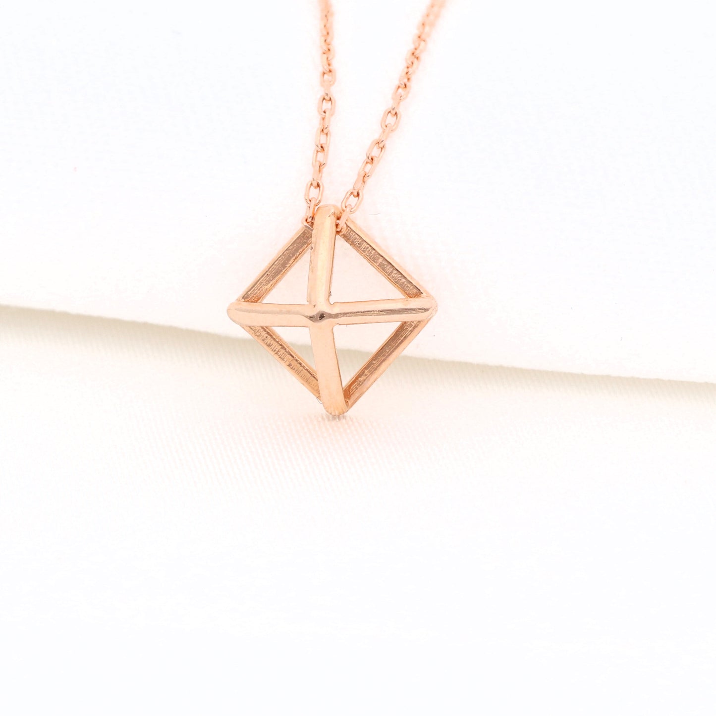 Auksinė grandinėlė su pakabuku