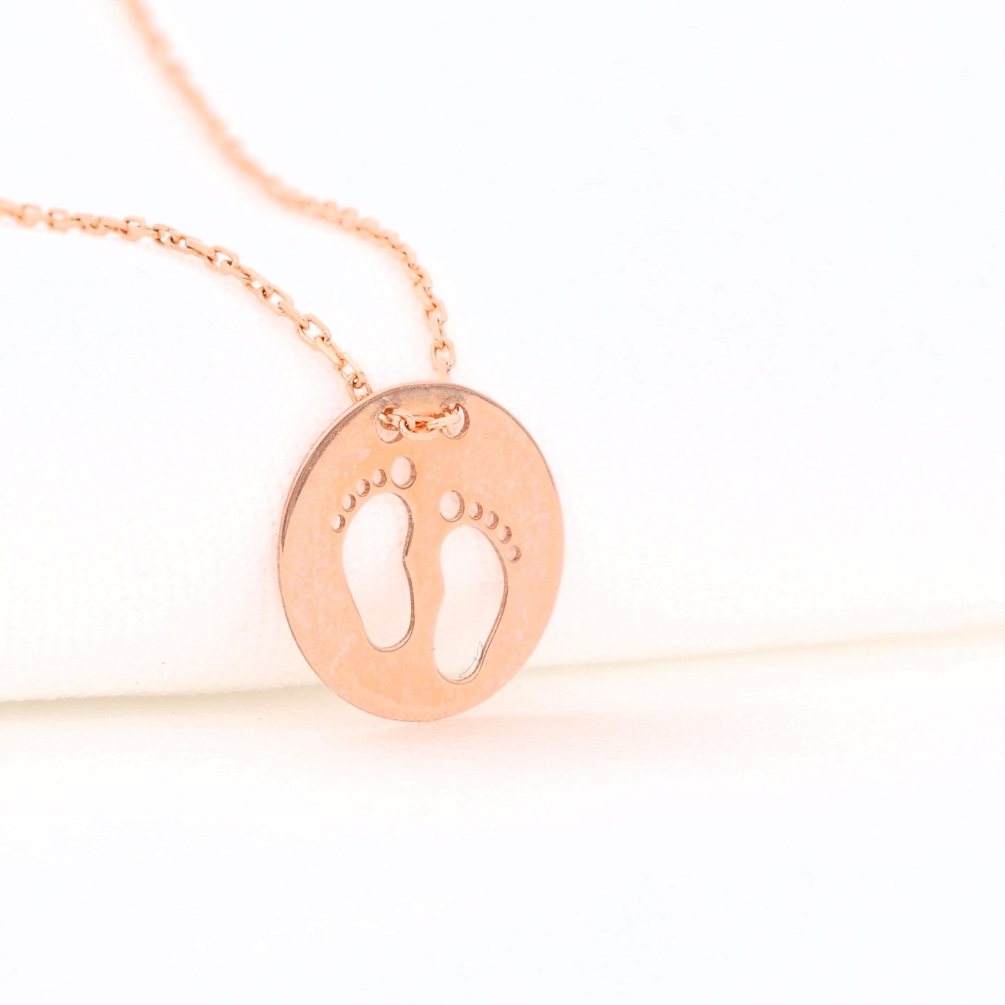 Auksinė grandinėlė su pėdutėmis