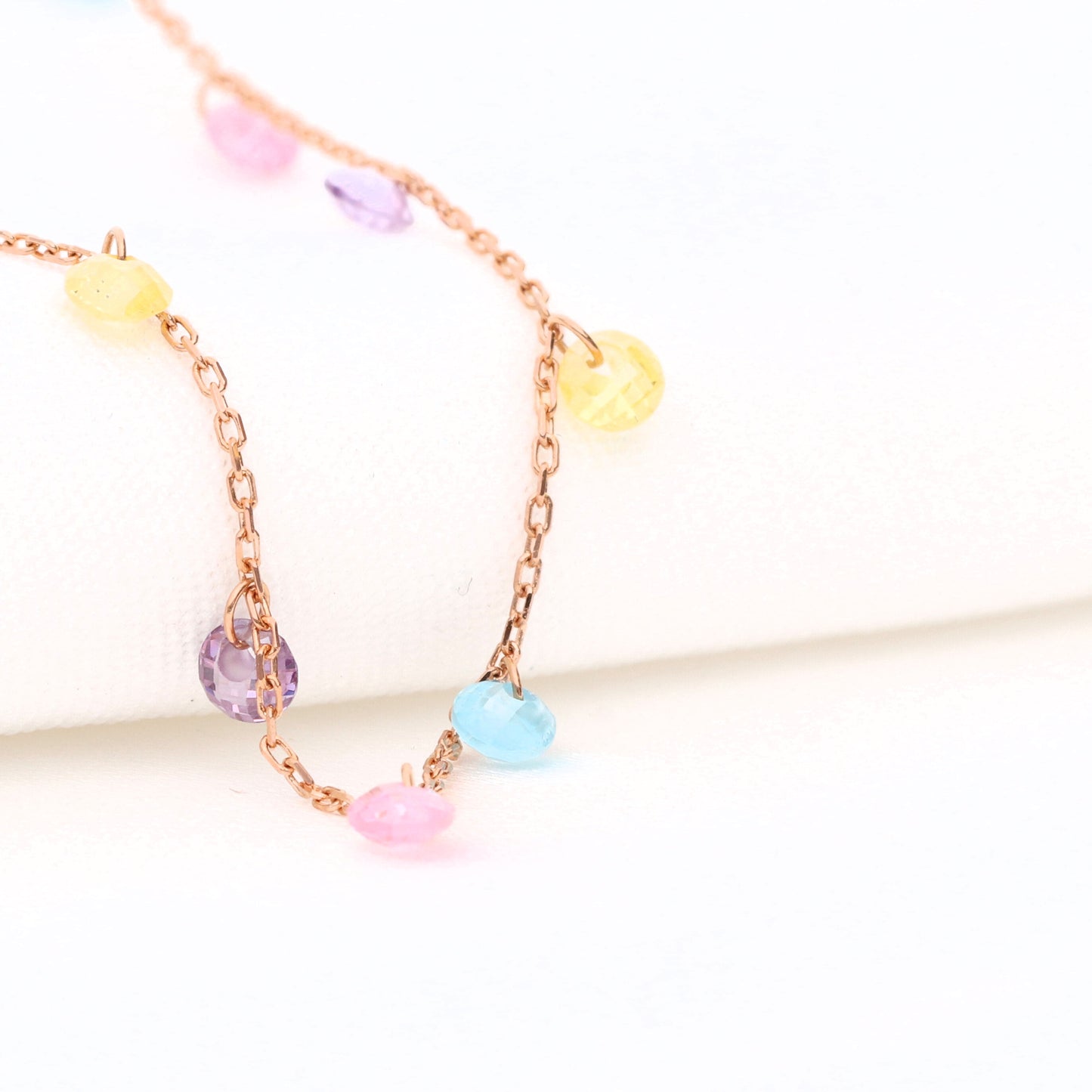 Auksinė raudono aukso apyrankė su spalvotais cirkoniais