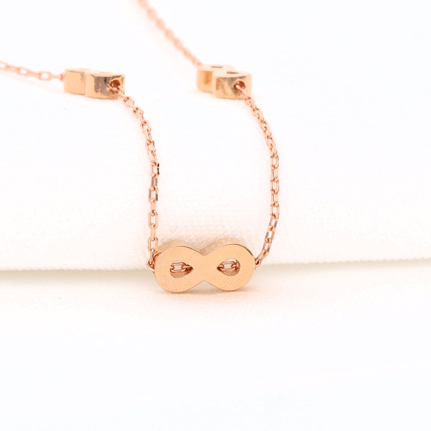 Auksinė apyrankė su begalybės simboliais