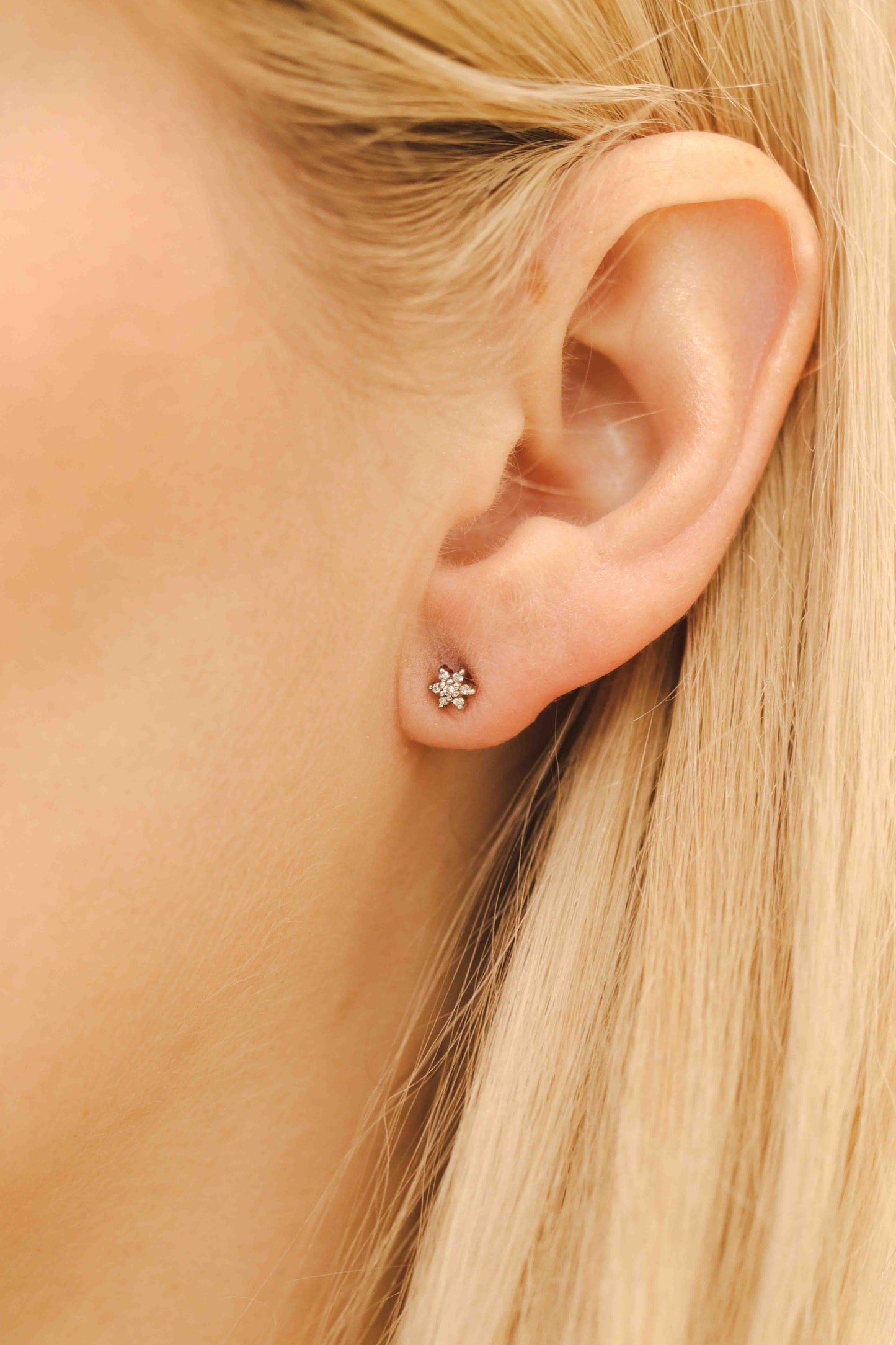 Auksiniai auskarai su deimantais