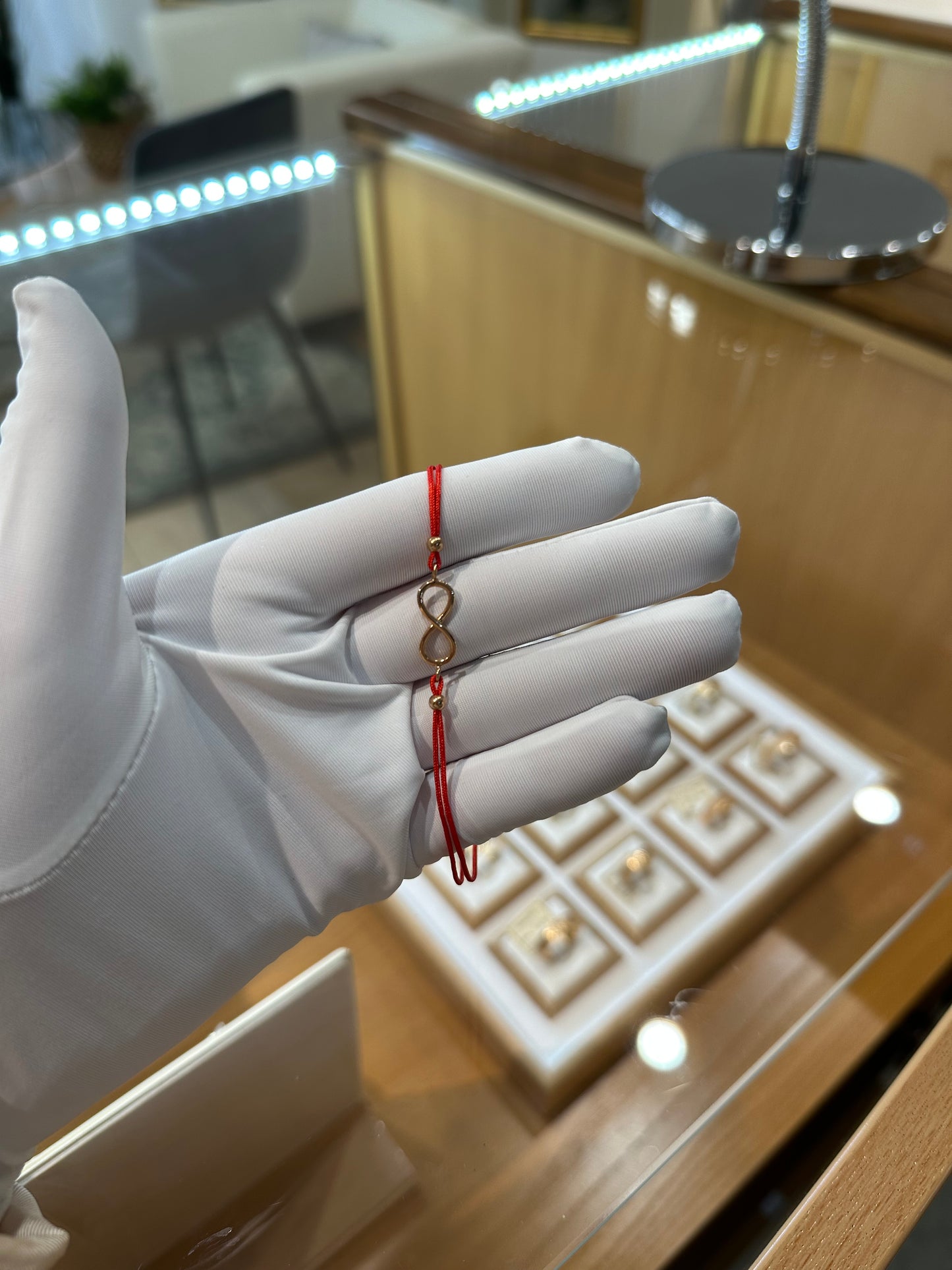 Raudono siūlo apyrankė su begalybe