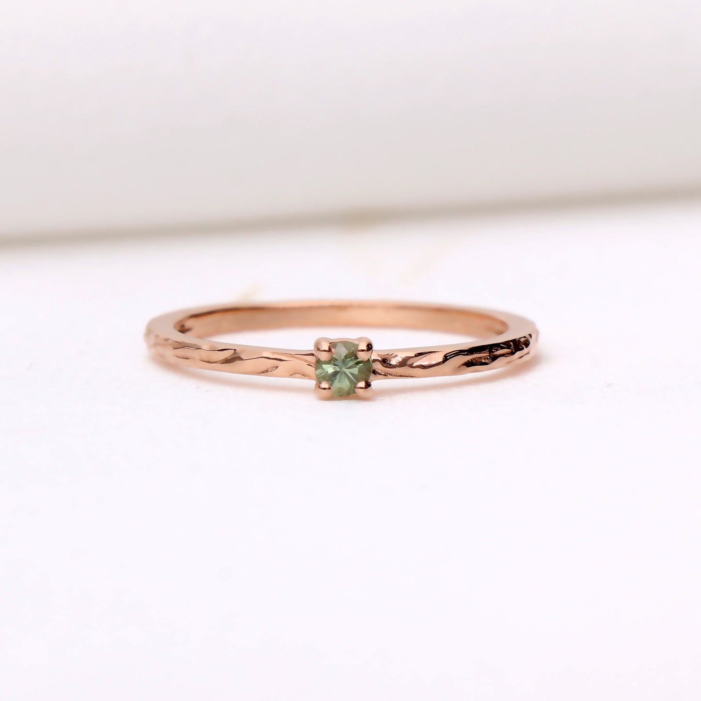 Auksinis kalinėtas žiedas su žaliu safyru 0,12 ct