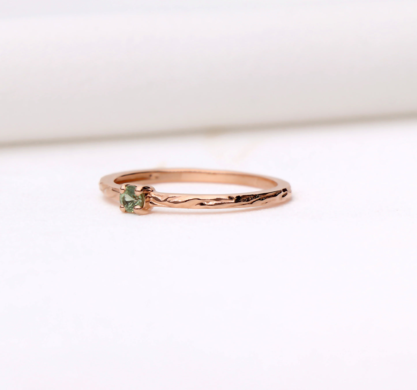 Auksinis kalinėtas žiedas su žaliu safyru 0,12 ct
