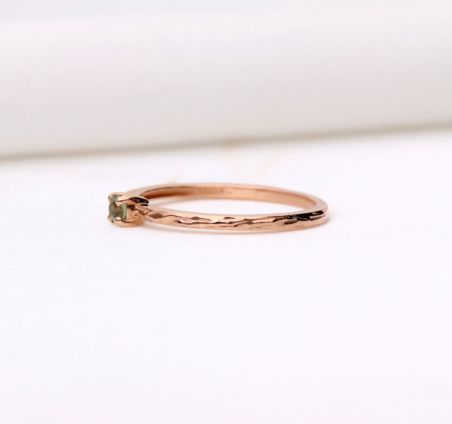 Auksinis kalinėtas žiedas su žaliu safyru 0,12 ct
