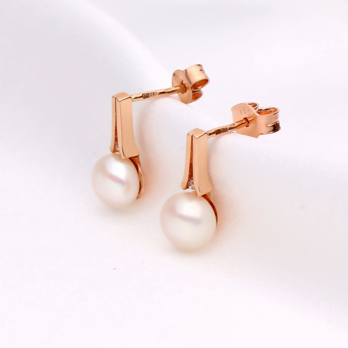 Auksiniai auskarai su perlais