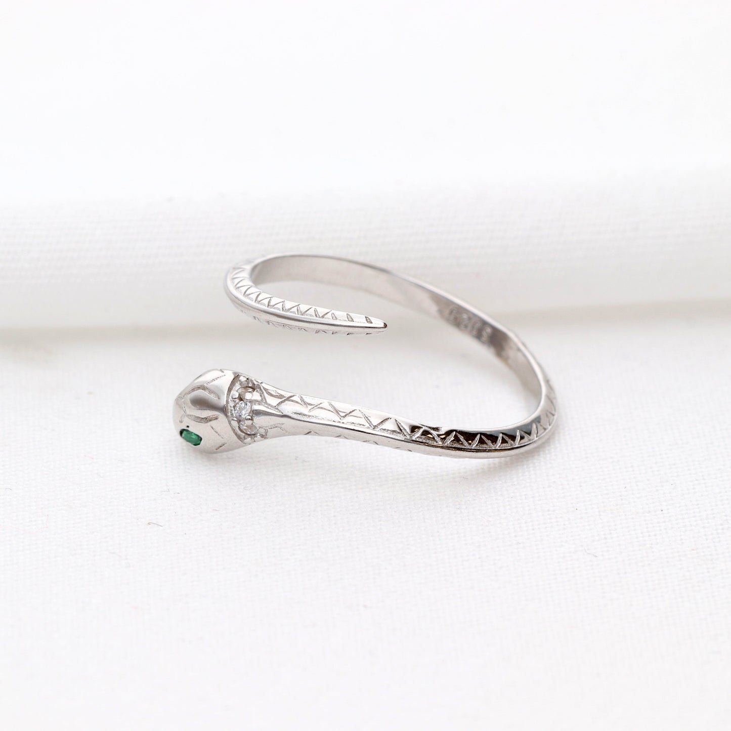 Sidabrinis žiedas Gyvatė žaliaakė