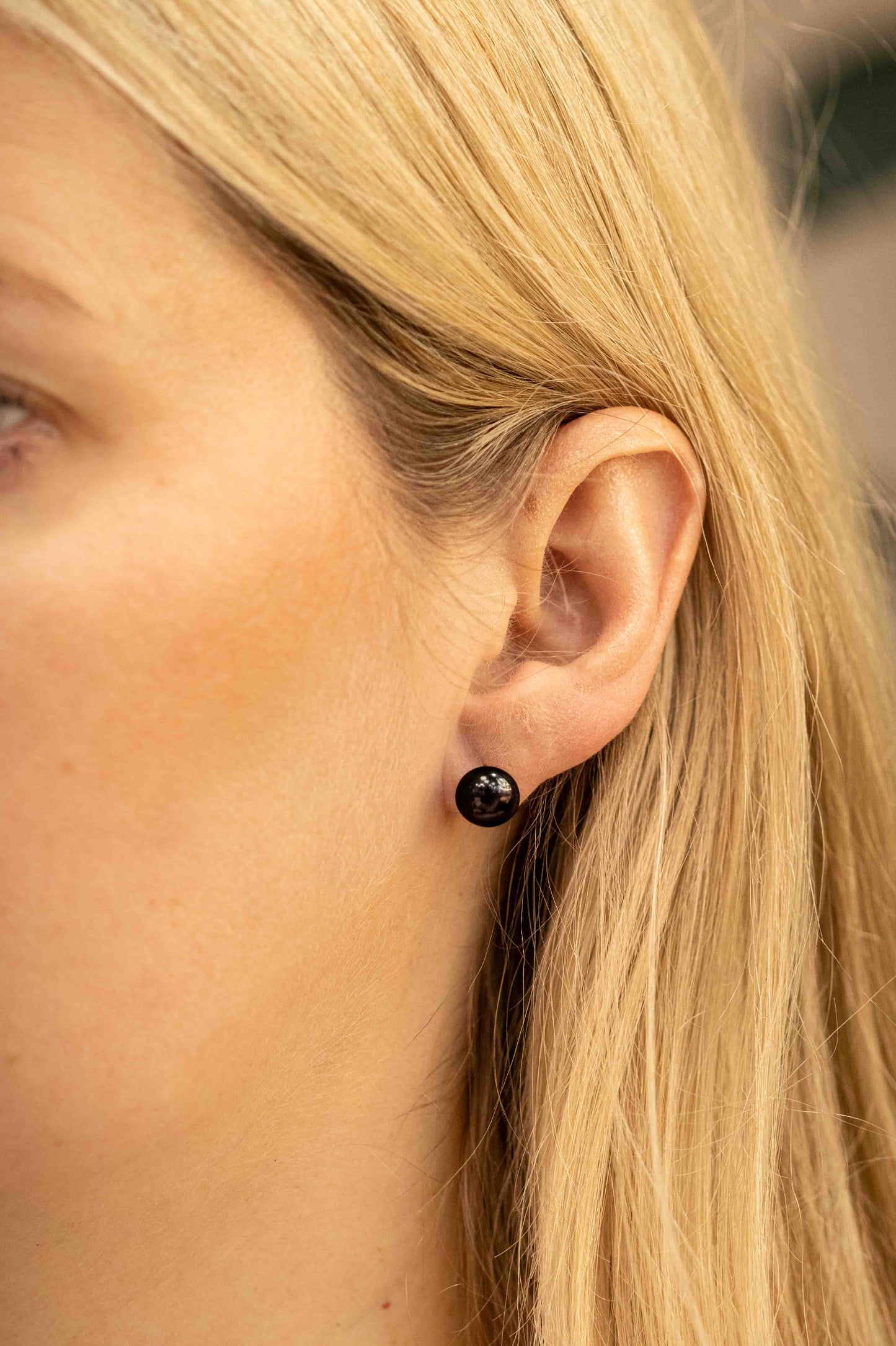 Auksiniai auskarai su perlais 585 prabos – klasikiniai moteriški auskarai