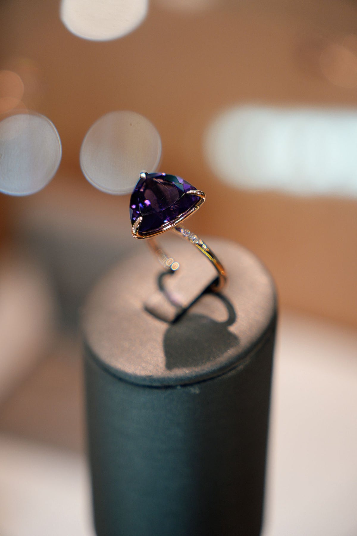 Autorinis žiedas su 7,54 ct ametistu ir deimantais, žiedo detalės