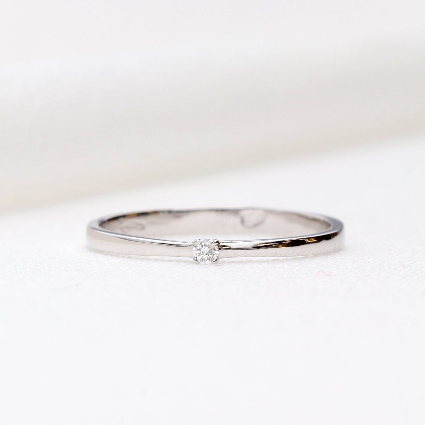 Balto aukso žiedas su deimantu 0,02 ct