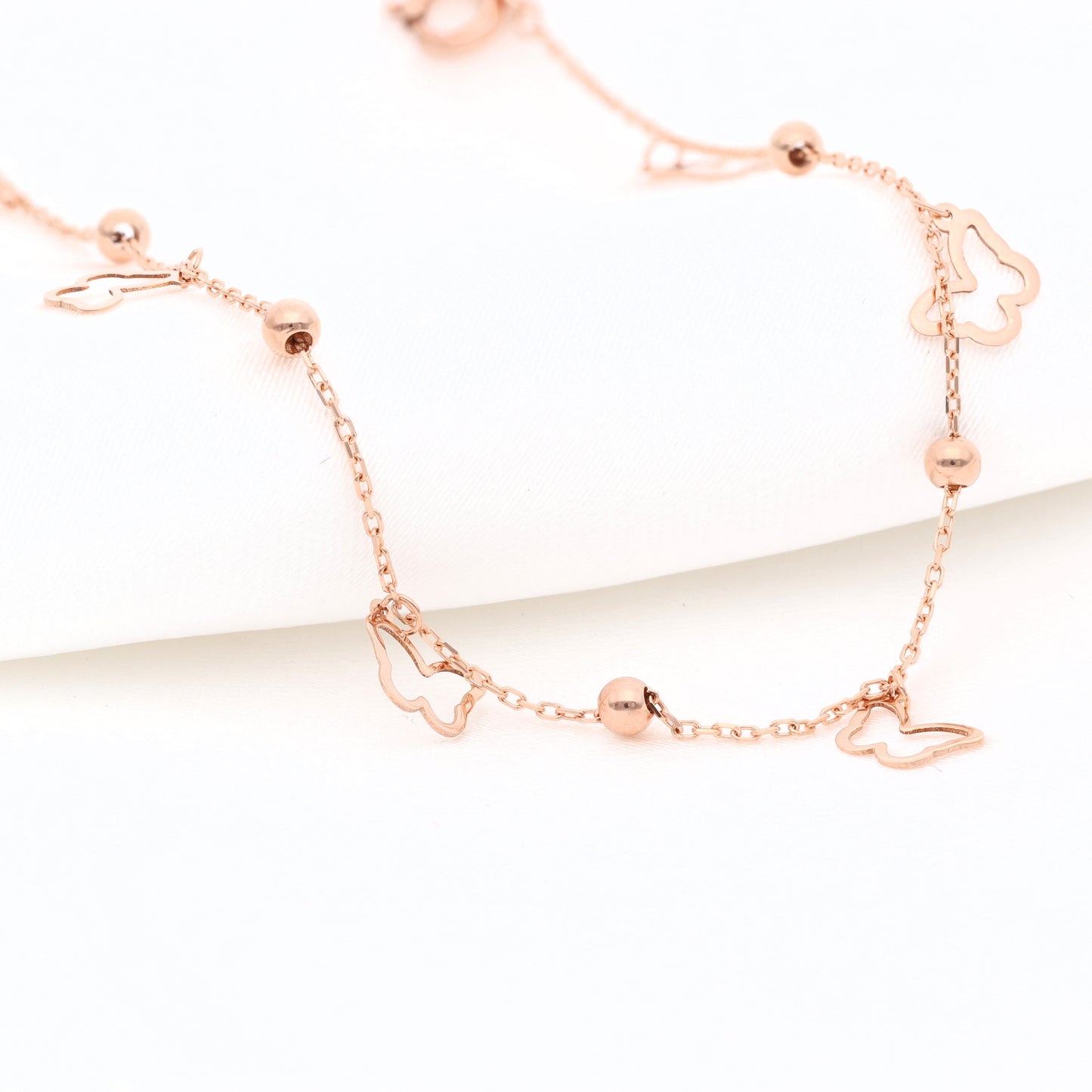 auksinė apyrankė su drugeliais