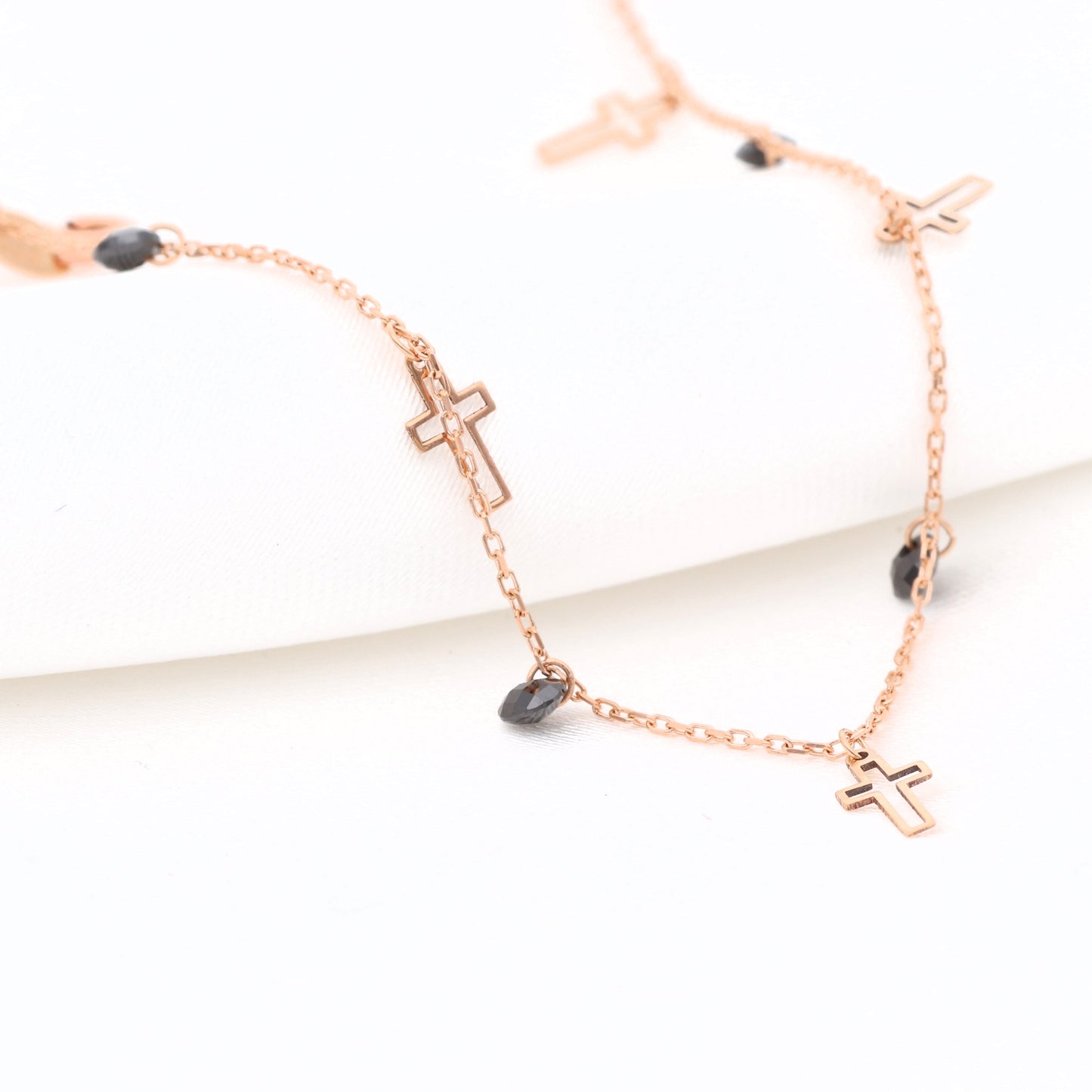 auksinė apyrankė su kryželiais