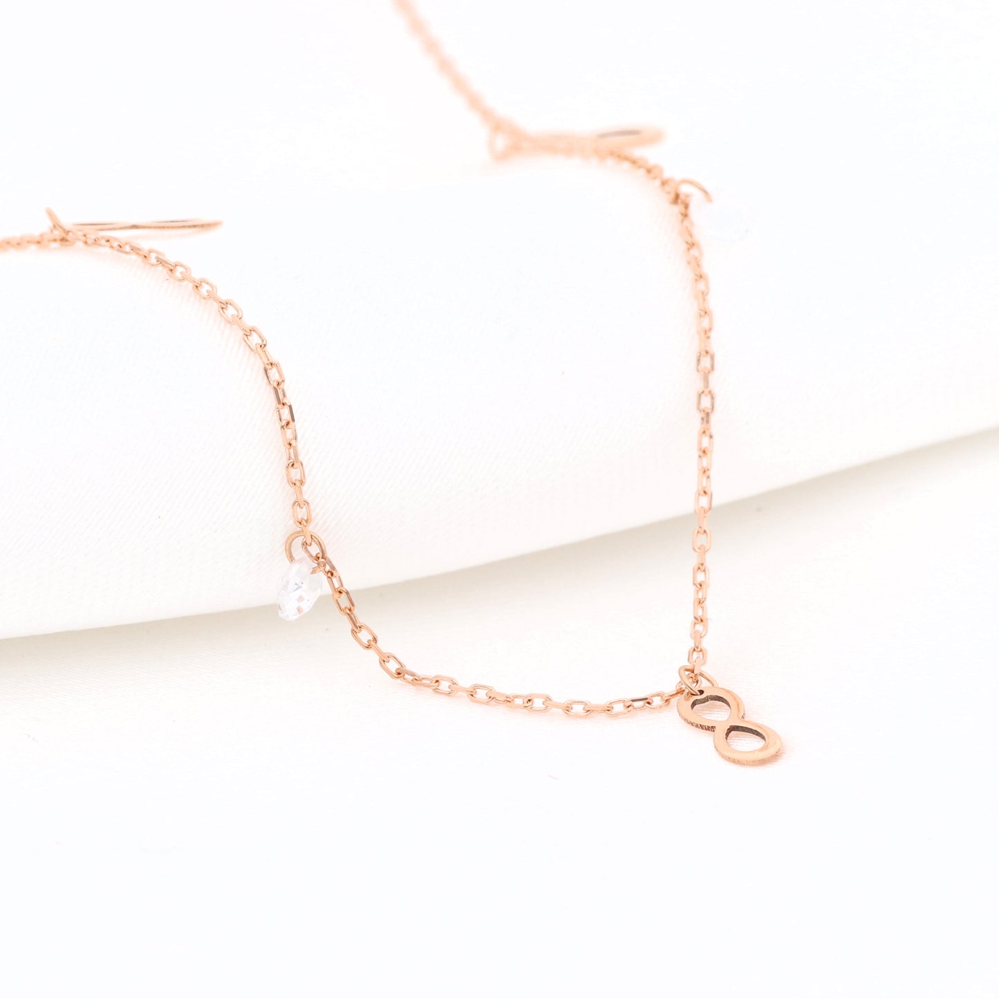 Auksinė apyrankė su begalybe