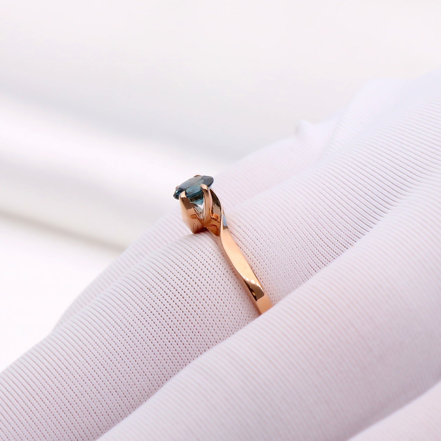 Sužadėtuvių žiedas su Safyru 0,45 ct