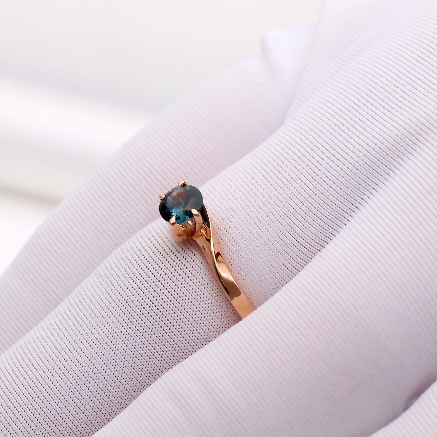Sužadėtuvių žiedas su Safyru 0,45 ct