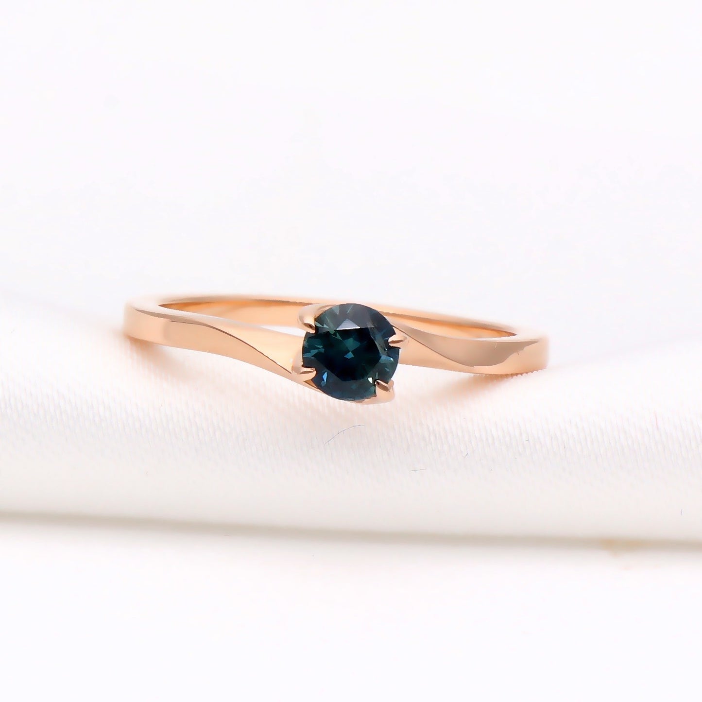 Sužadėtuvių žiedas su Safyru 0,45 ct