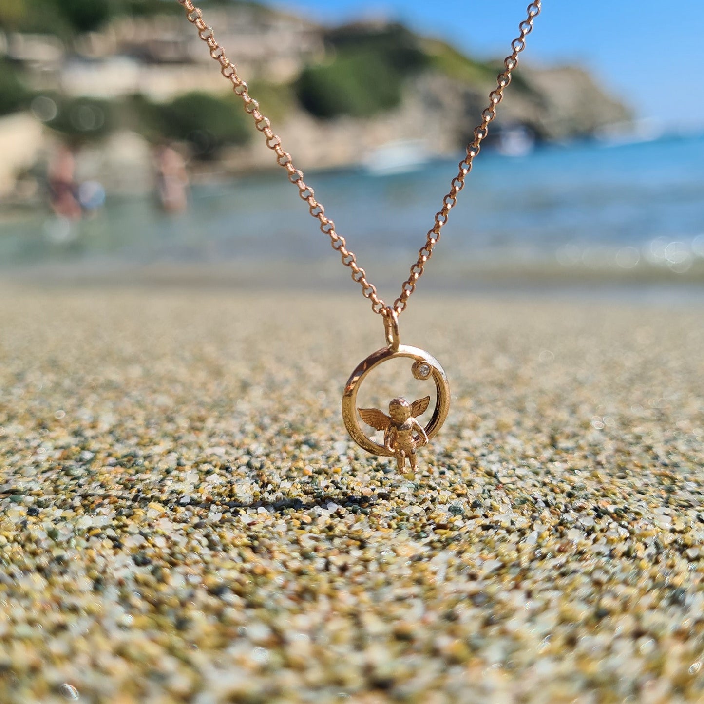 Auksinis pakabutis angelas