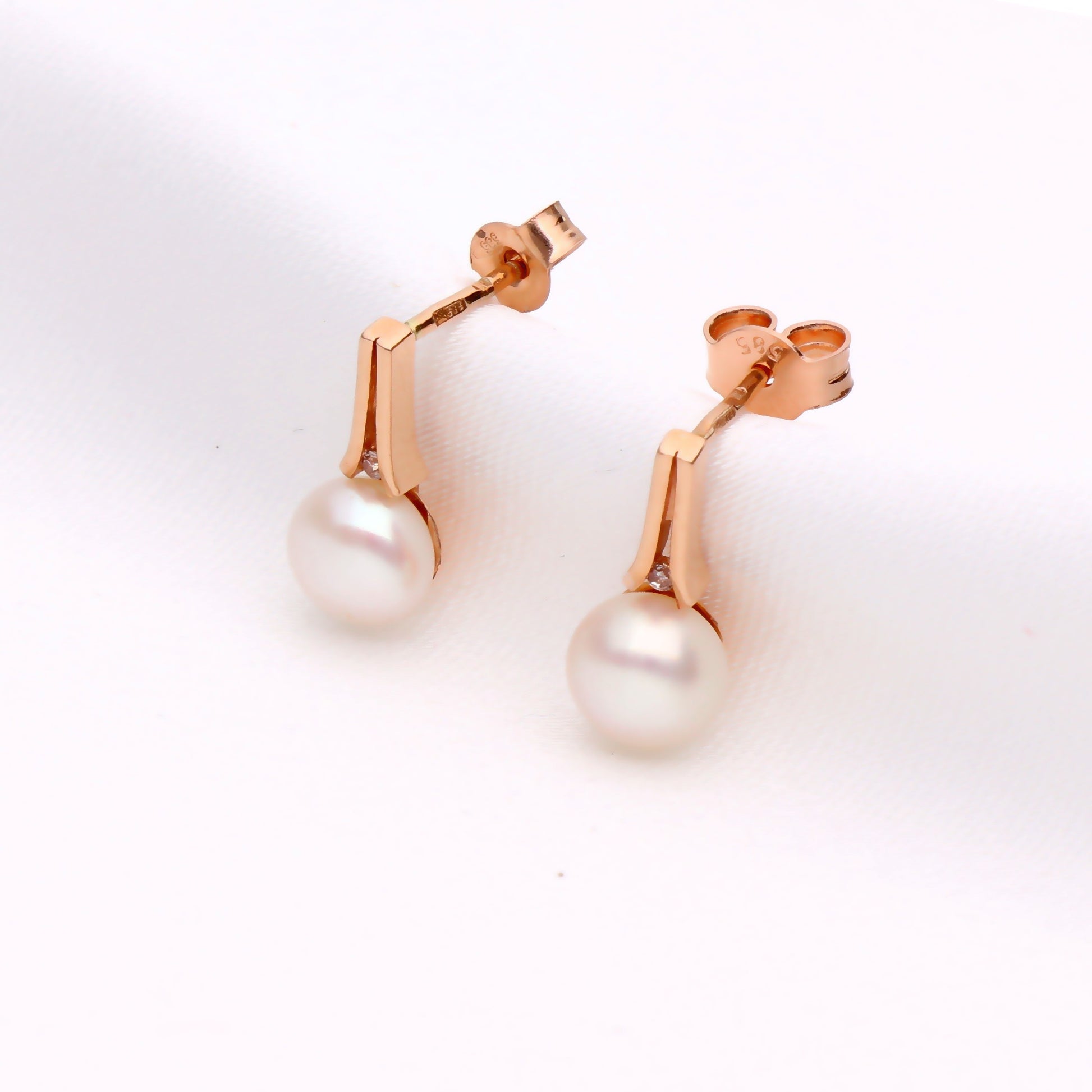 Auksinių auskarų su perlais detalė