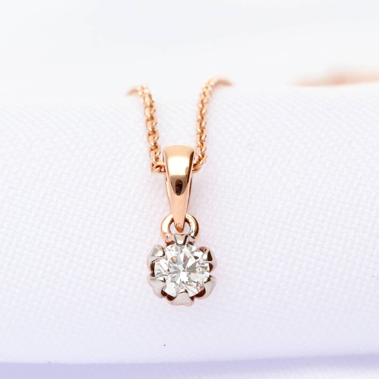 aukso pakabutis deimantas