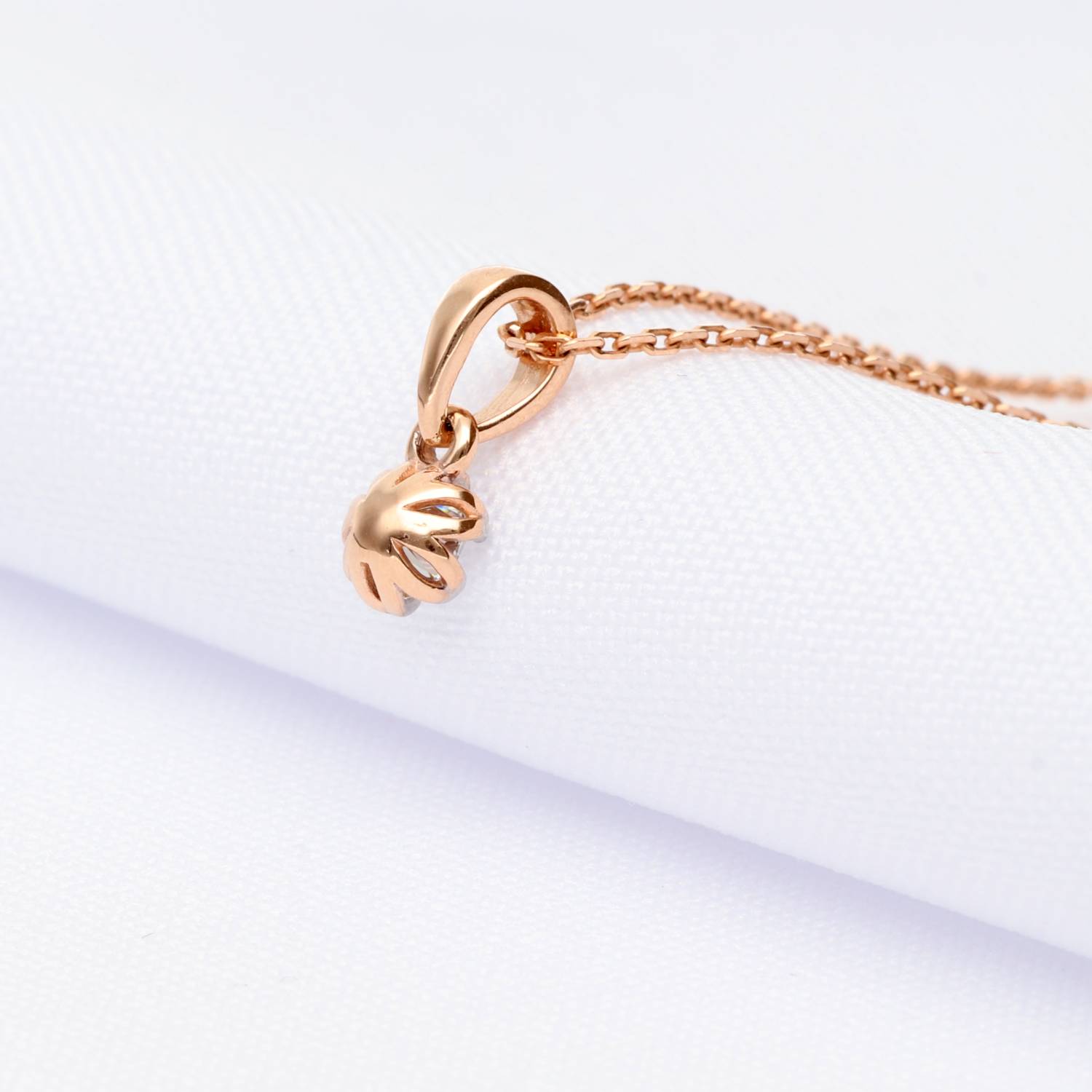 aukso pakabutis su deimantu klasika