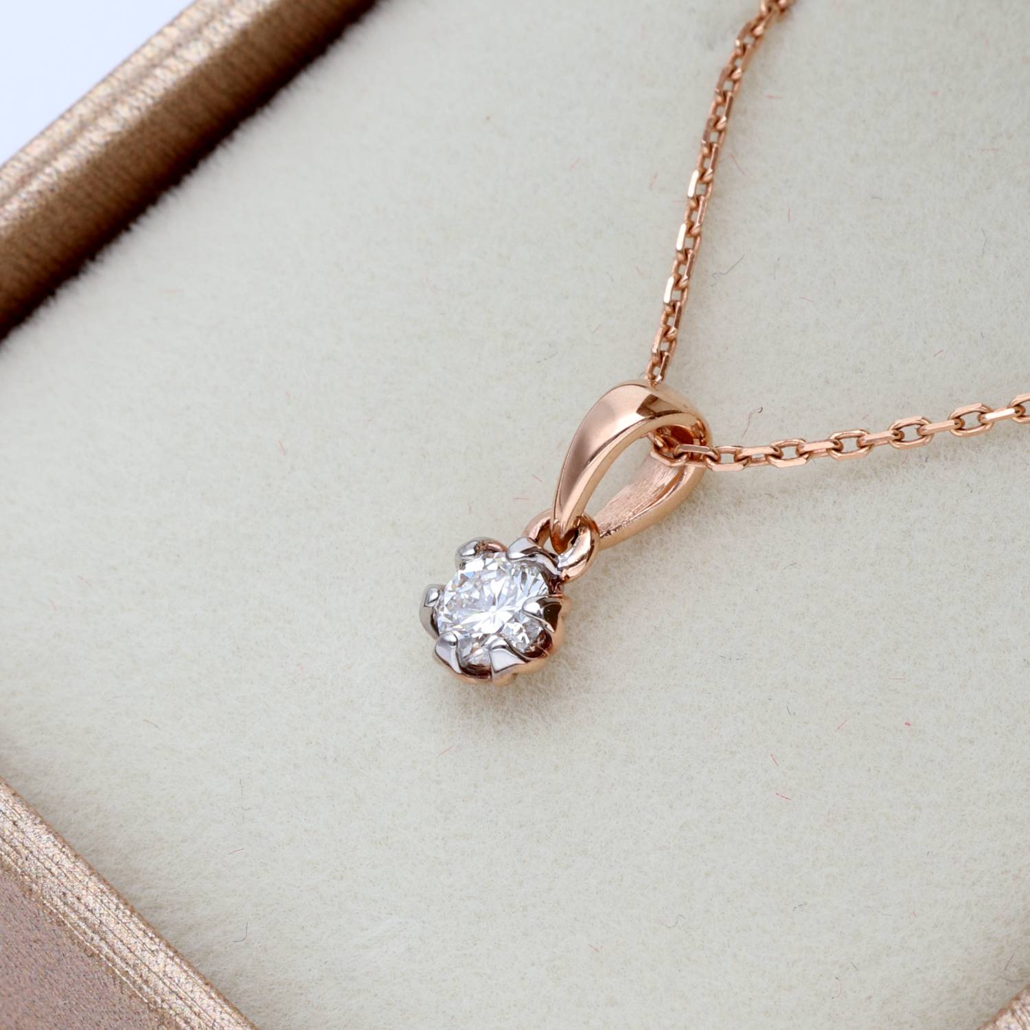 klasikinis pakabutis su deimantu