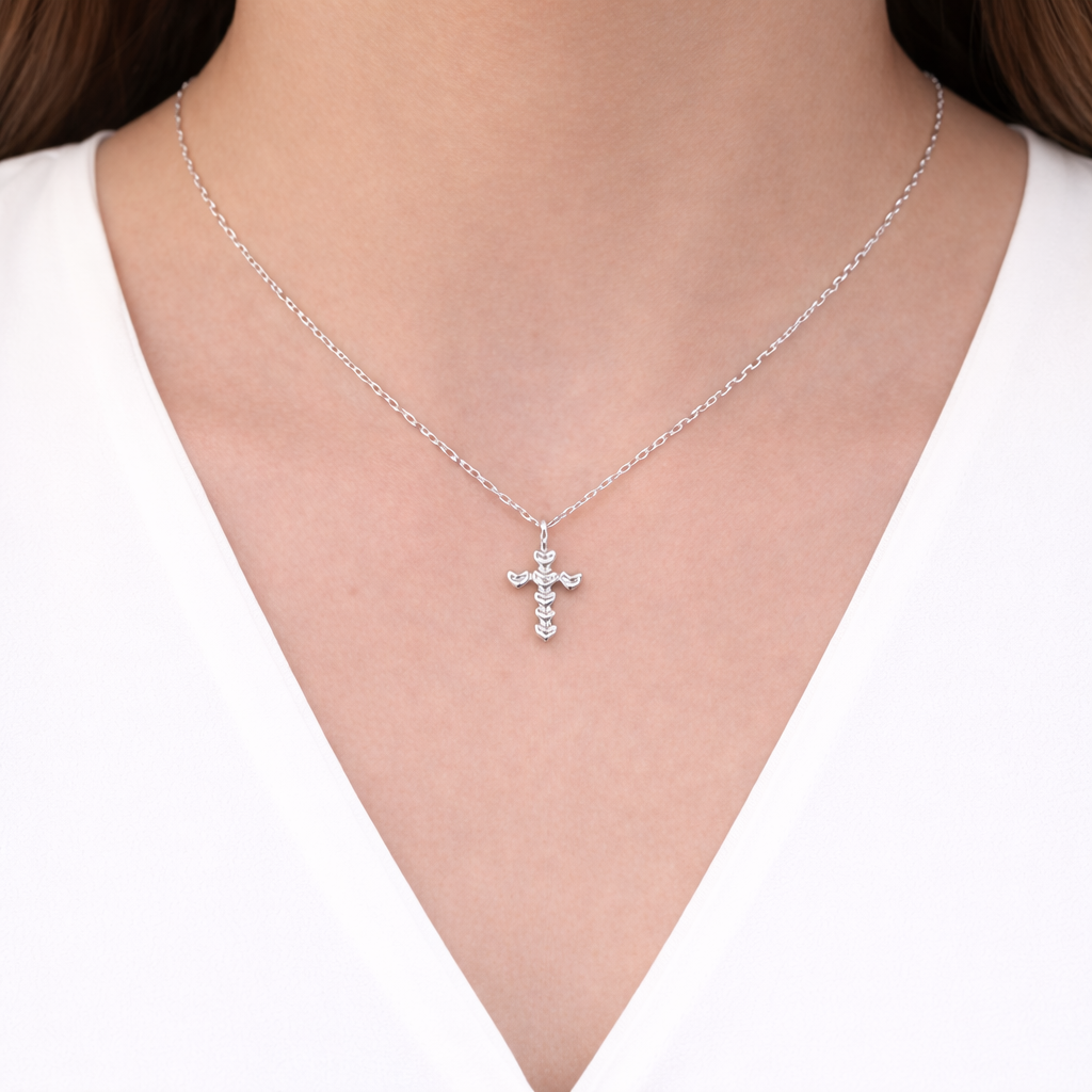 Elegantiška sidabrinė grandinėlė su kryželiu ant moters kaklo, prabangus stilius