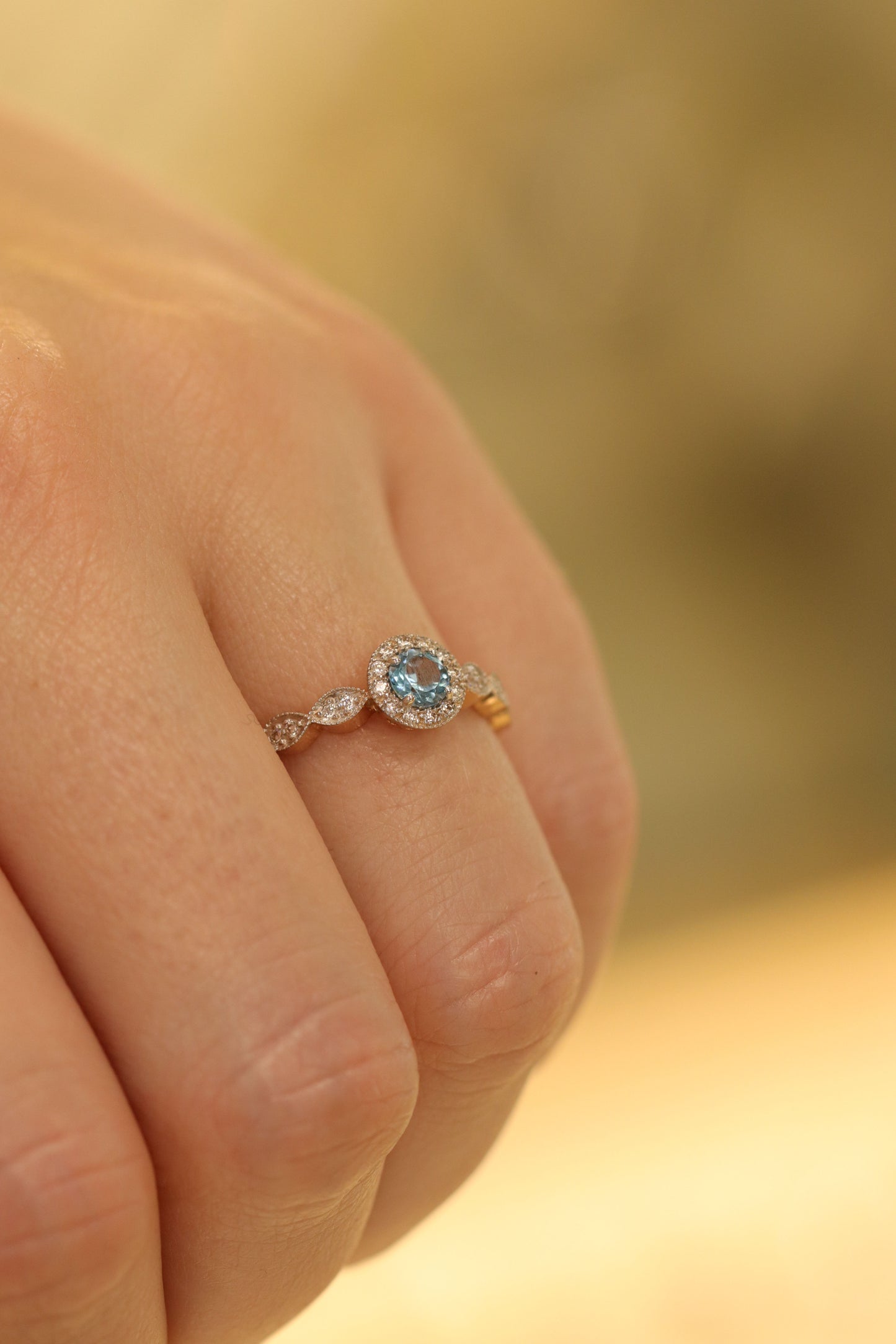 Auksinis žiedas su deimantais ir topazu