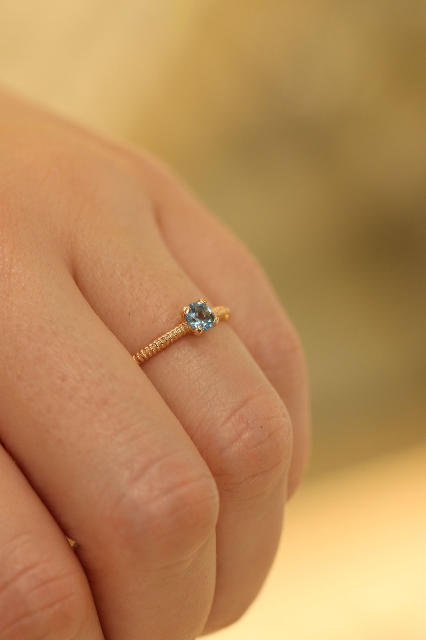 Aukso žiedas su topazu