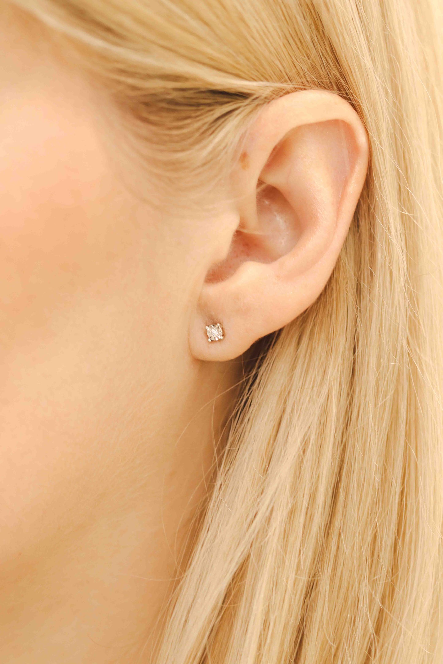 Auksiniai auskarai su deimantais