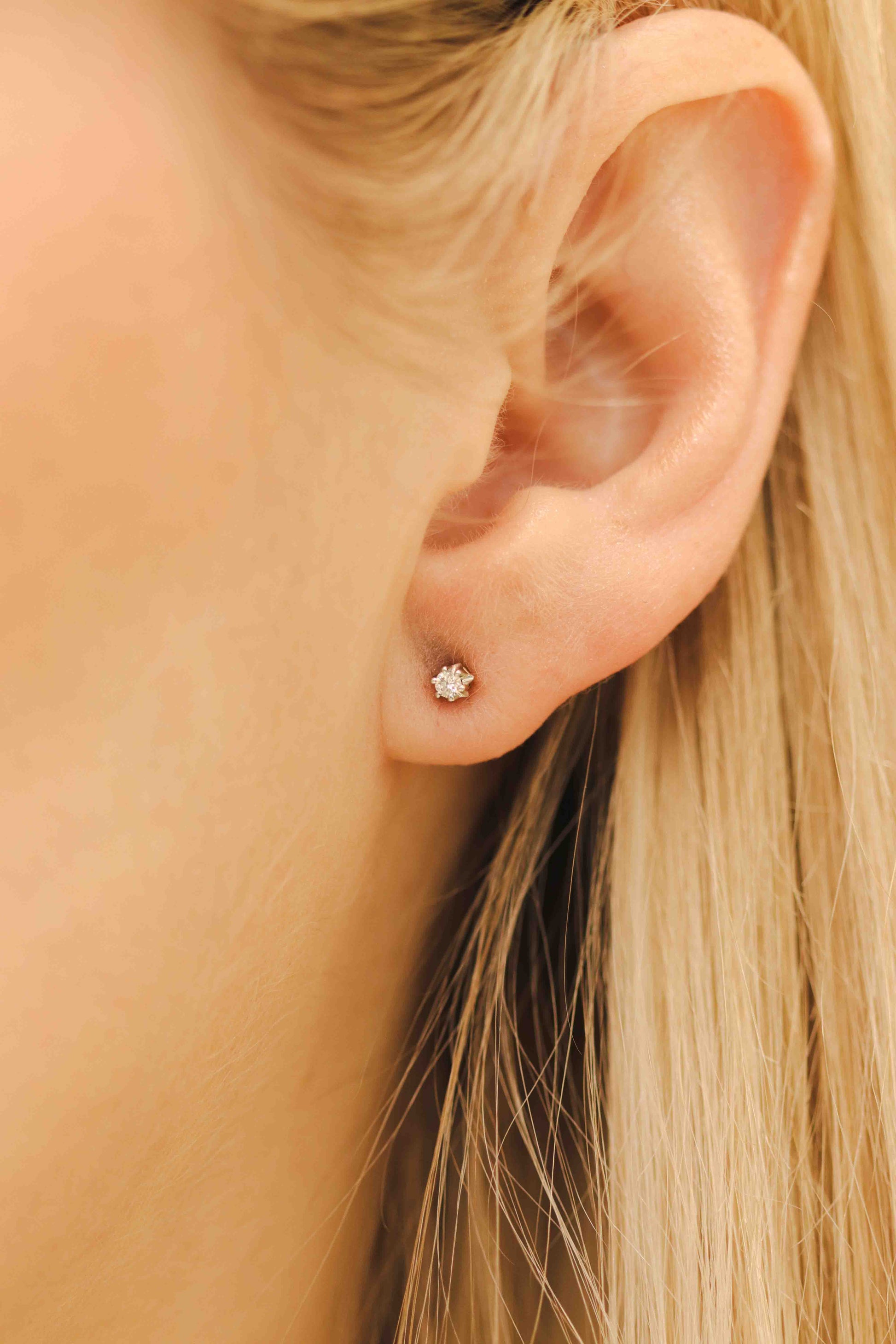 nedideli auskarai su deimantais