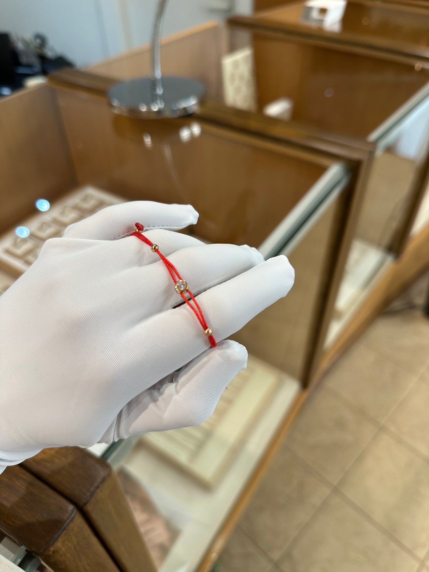 Raudono siūlo apyrankė su cirkoniu