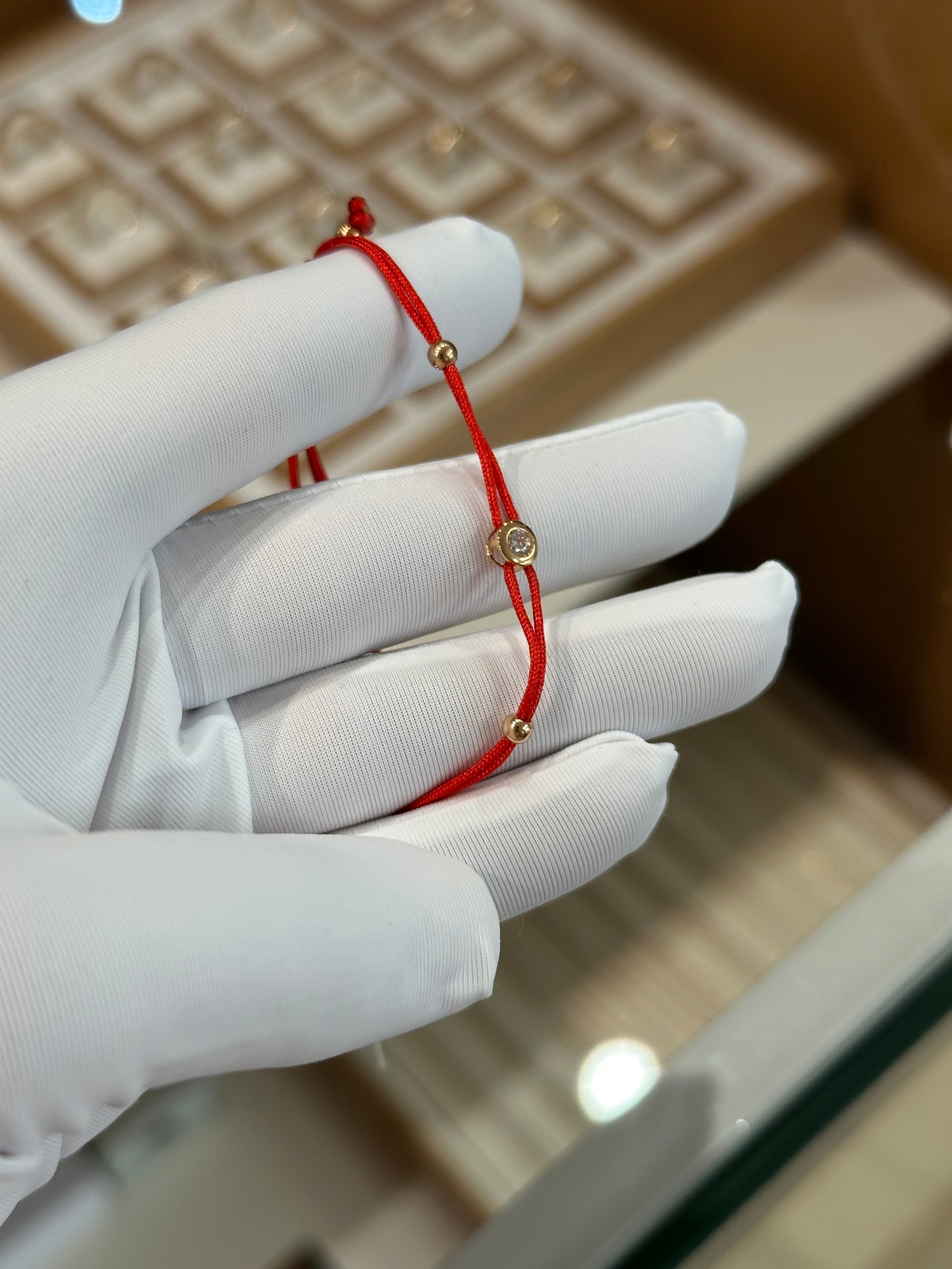 Raudono siūlo apyrankė su cirkoniu