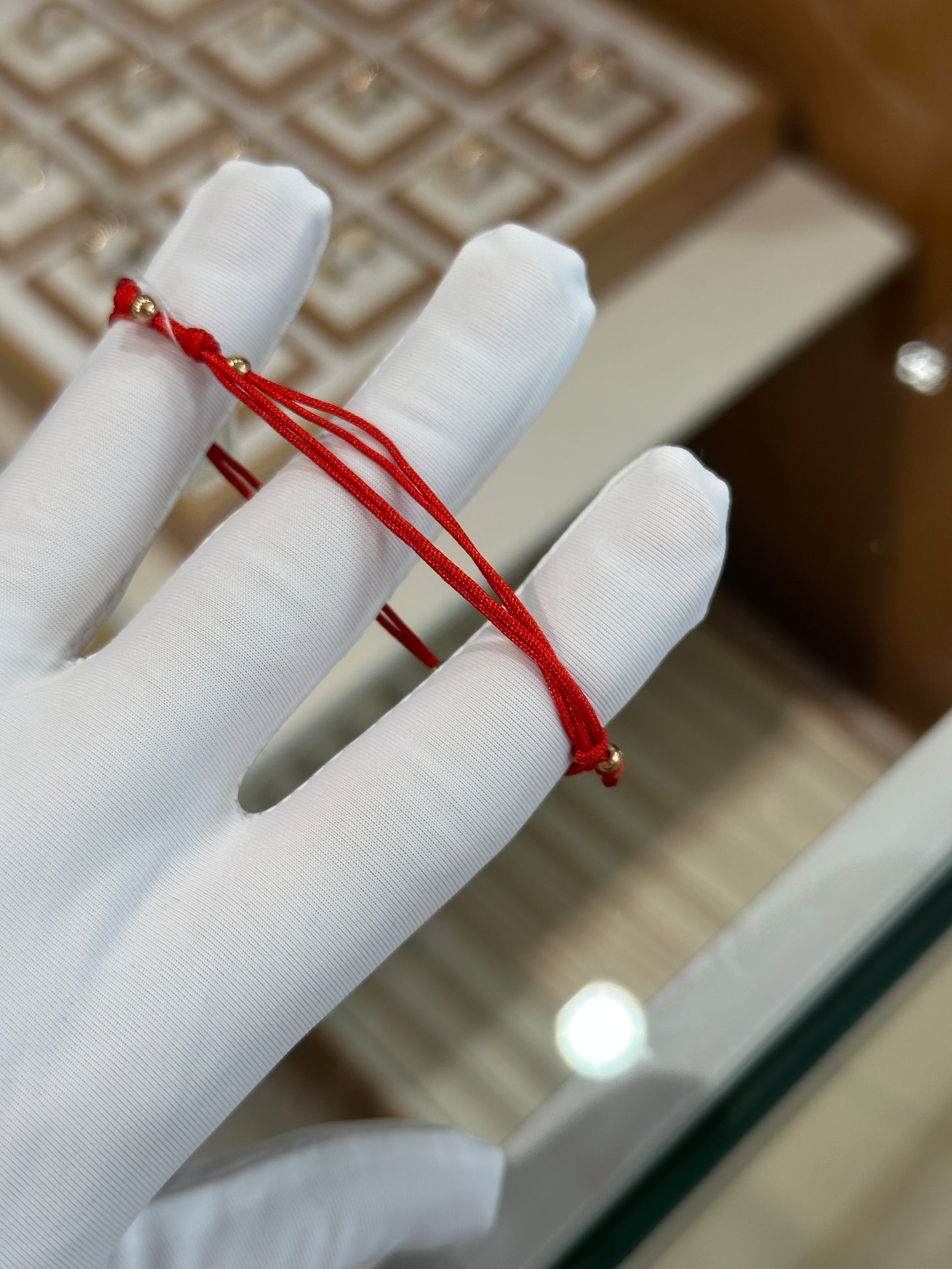 Raudono siūlo apyrankė su cirkoniu