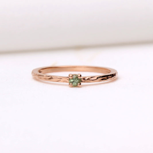 Auksinis kalinėtas žiedas su žaliu safyru 0,12 ct