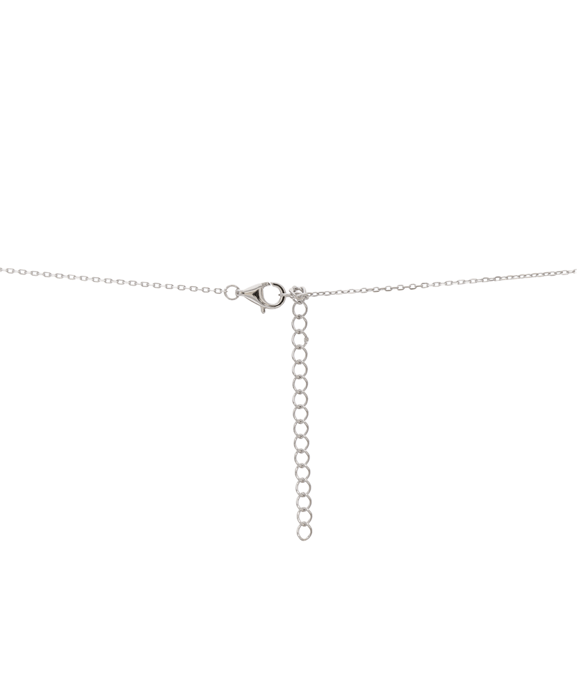 Sidabrinė grandinėlė su kryželiu ant moters kaklo, subtilus kasdienis papuošalas