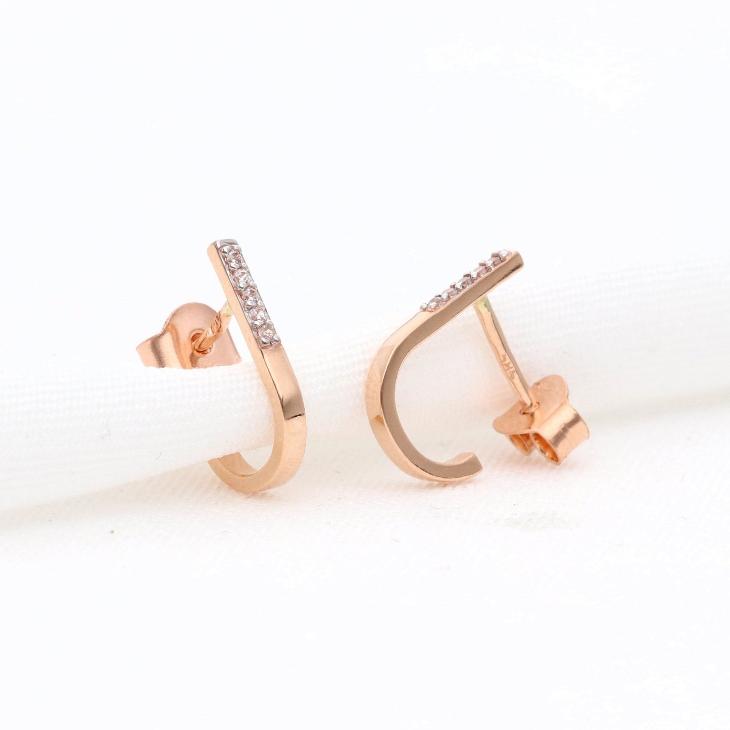 585 aukso minimalistinis papuošalas – modernus ir stilingas