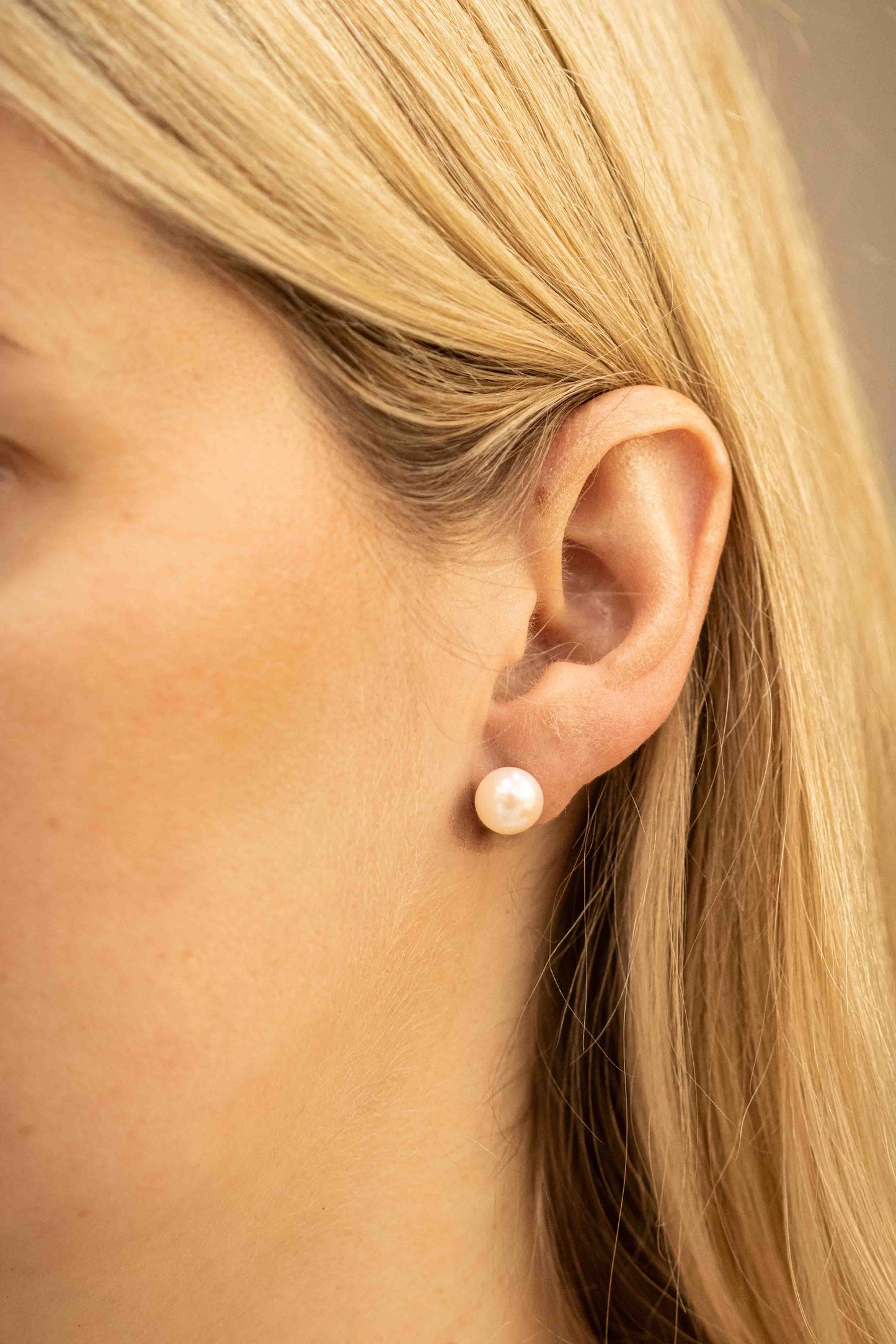 Auksiniai auskarai su perlais 585 prabos – elegantiški moteriški auskarai