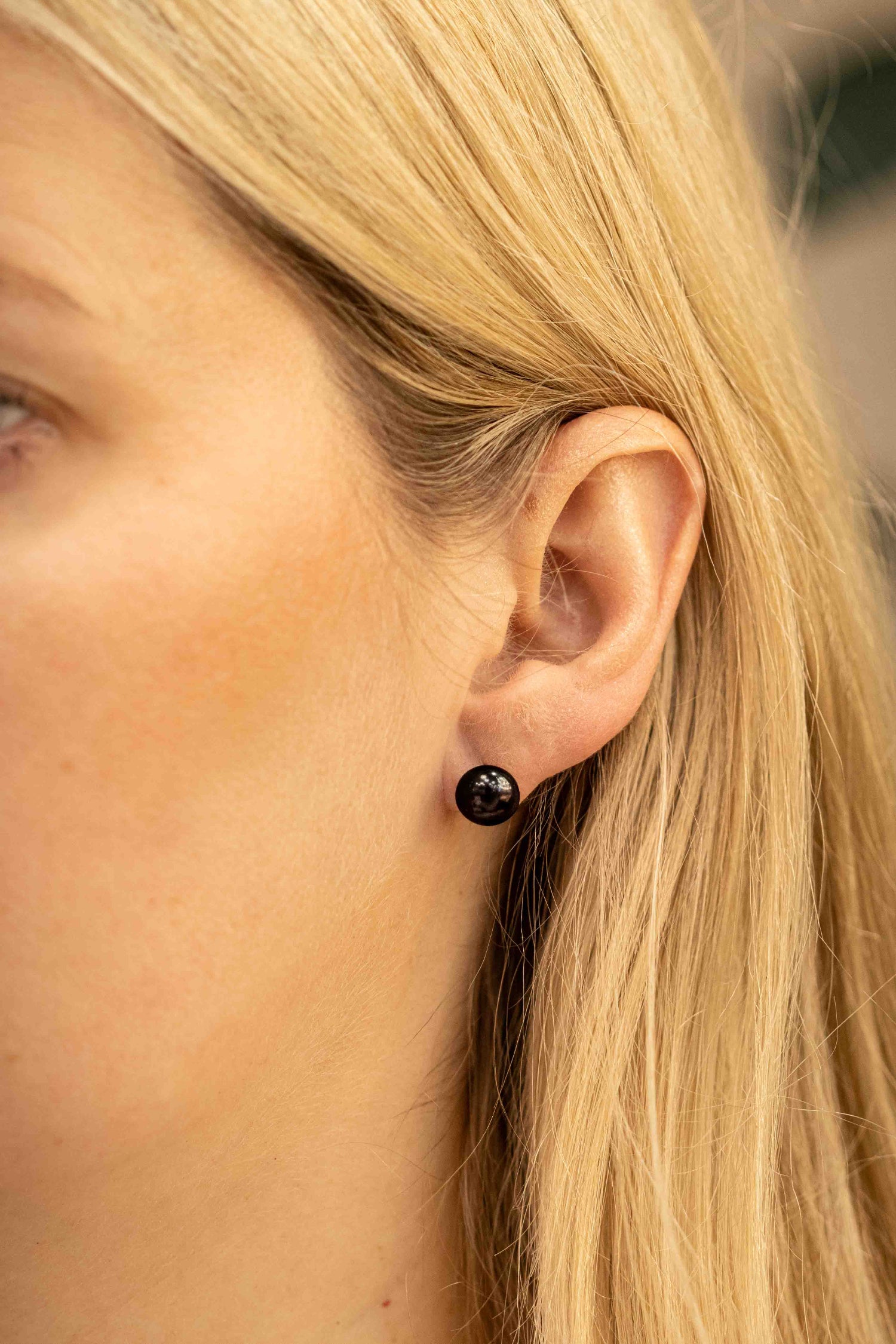 Auksiniai auskarai su perlais 585 prabos – klasikiniai moteriški auskarai