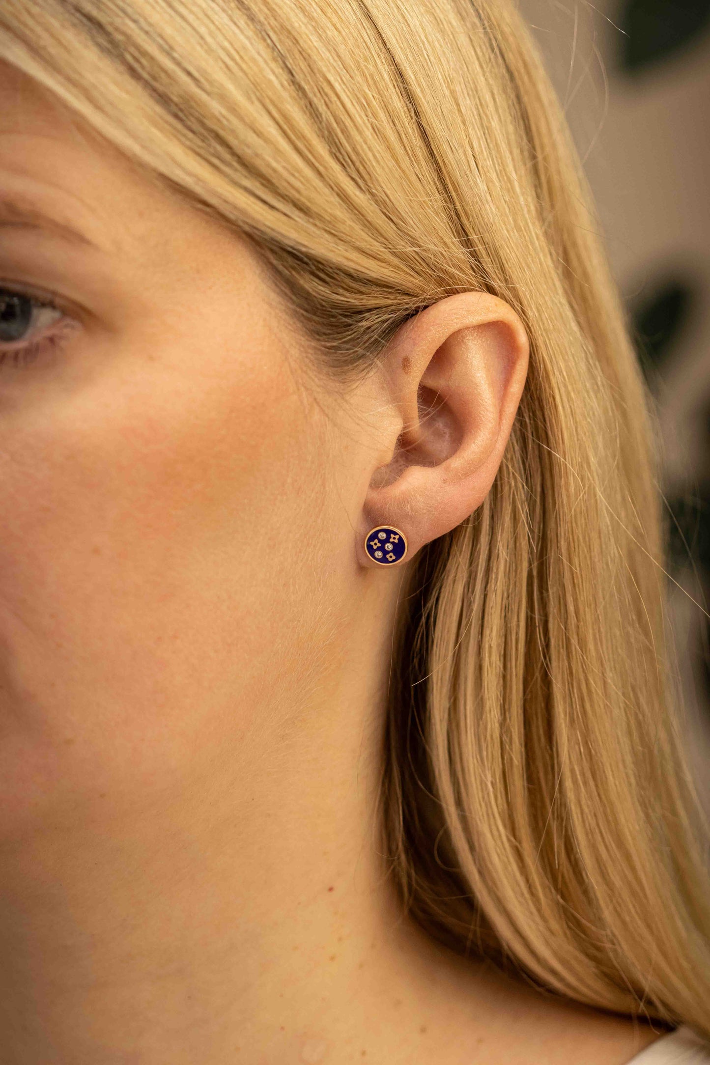 Auksiniai auskarai su žvaigždutėmis ir mėlyna emale – ryškus ir žaismingas dizainas