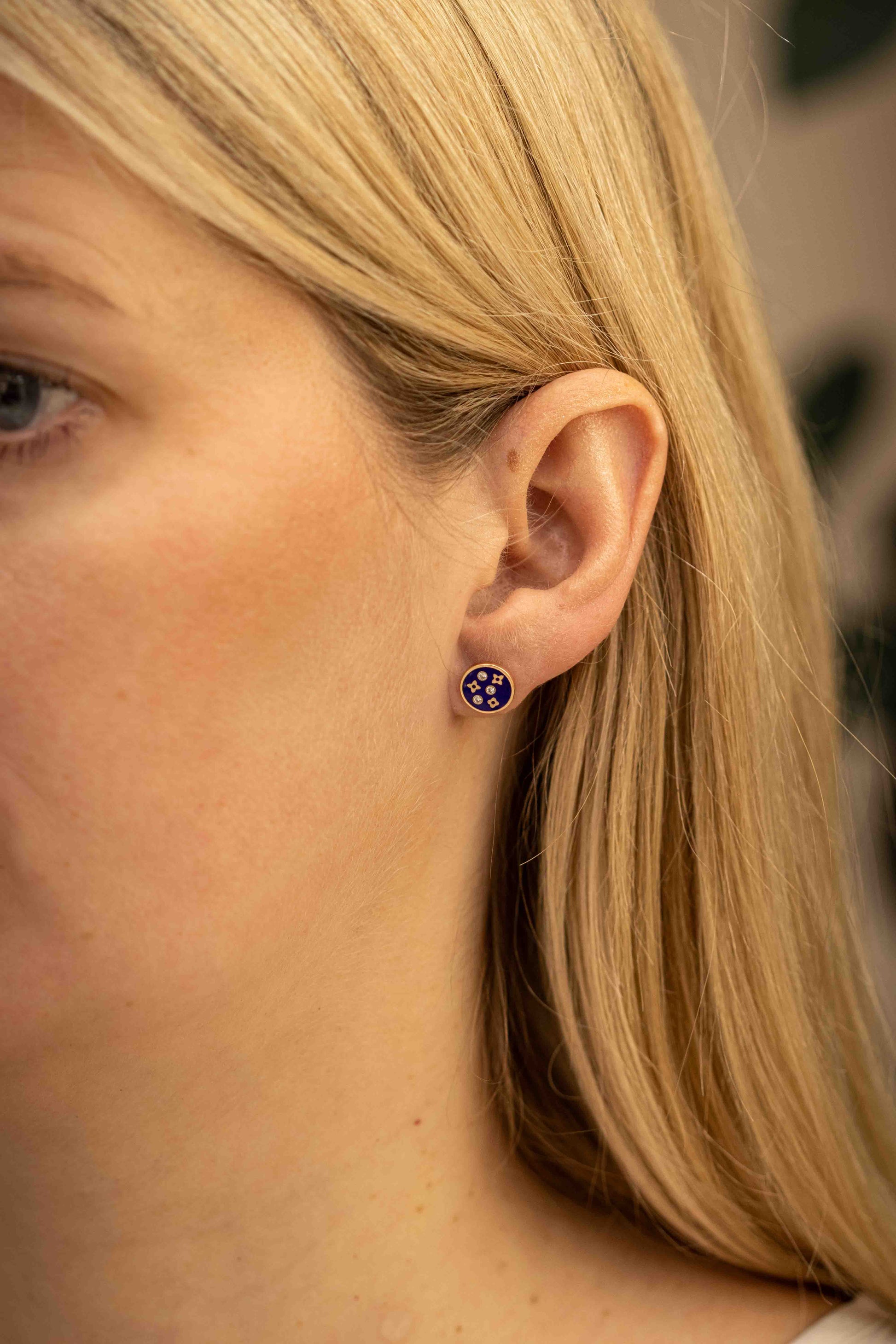 Auksiniai auskarai su žvaigždutėmis ir mėlyna emale – ryškus ir žaismingas dizainas