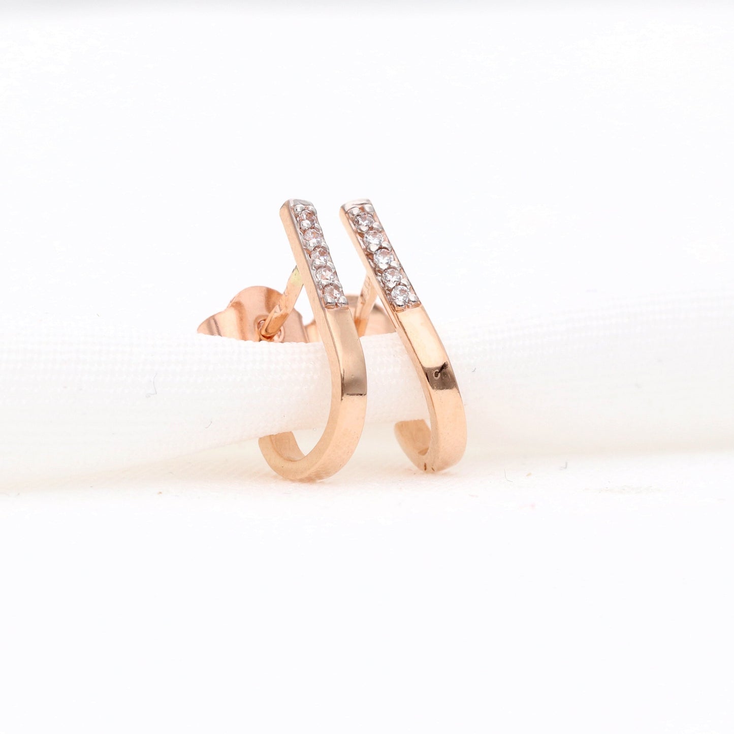 Auksinis minimalistinio stiliaus papuošalas – šiuolaikinė forma