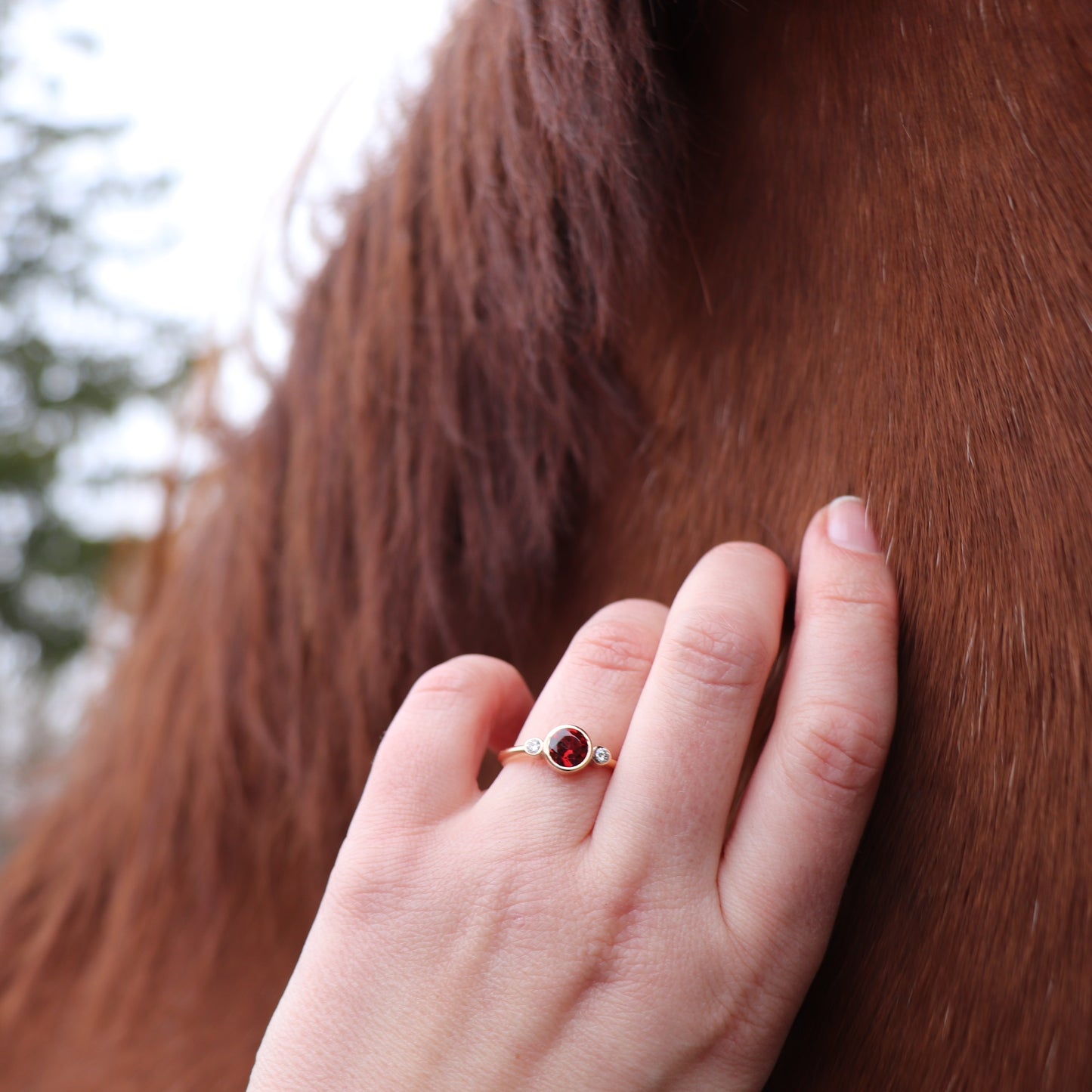 Moteriškas žiedas su raudonu garnetu