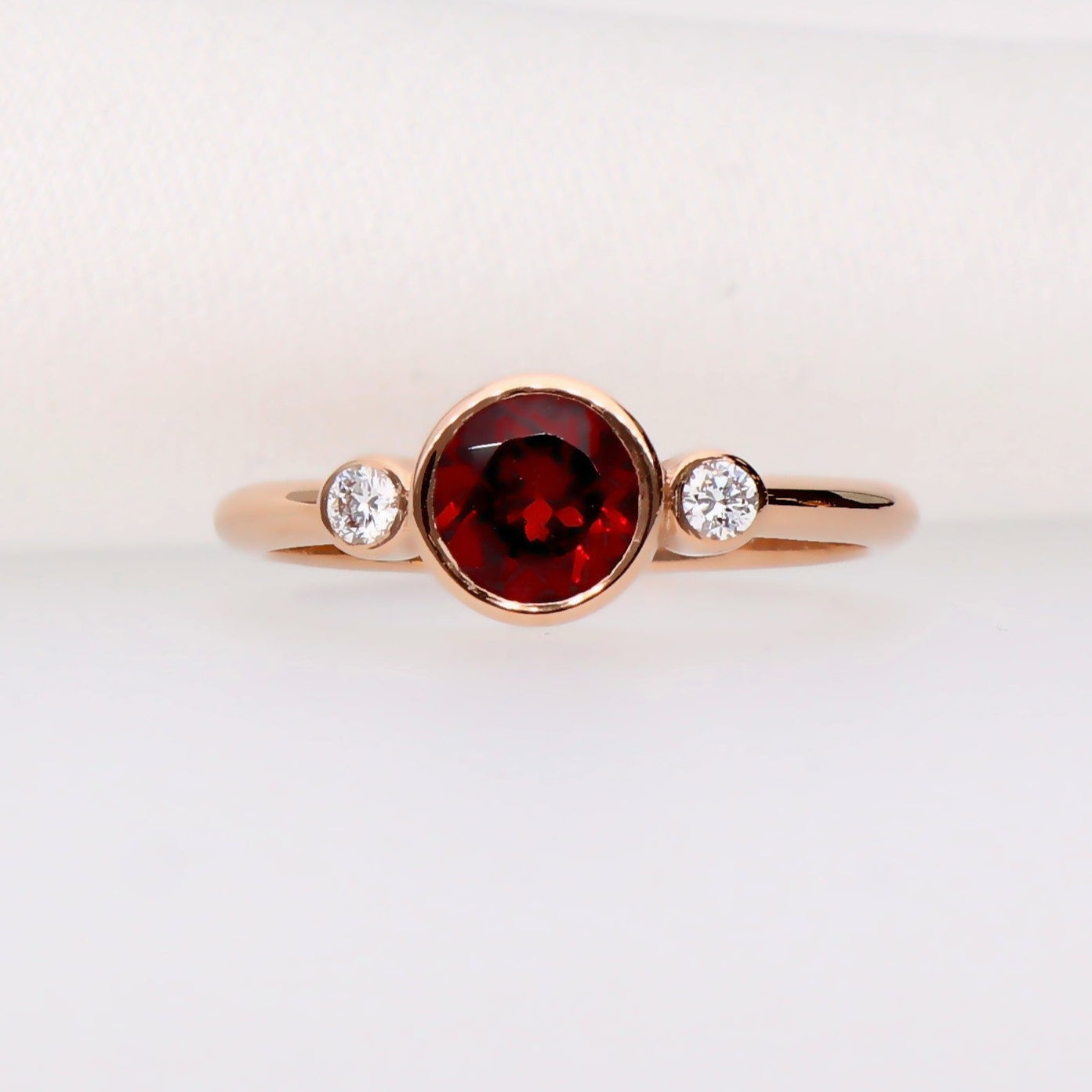 Elegantiškas auksinis žiedas su garnetu
