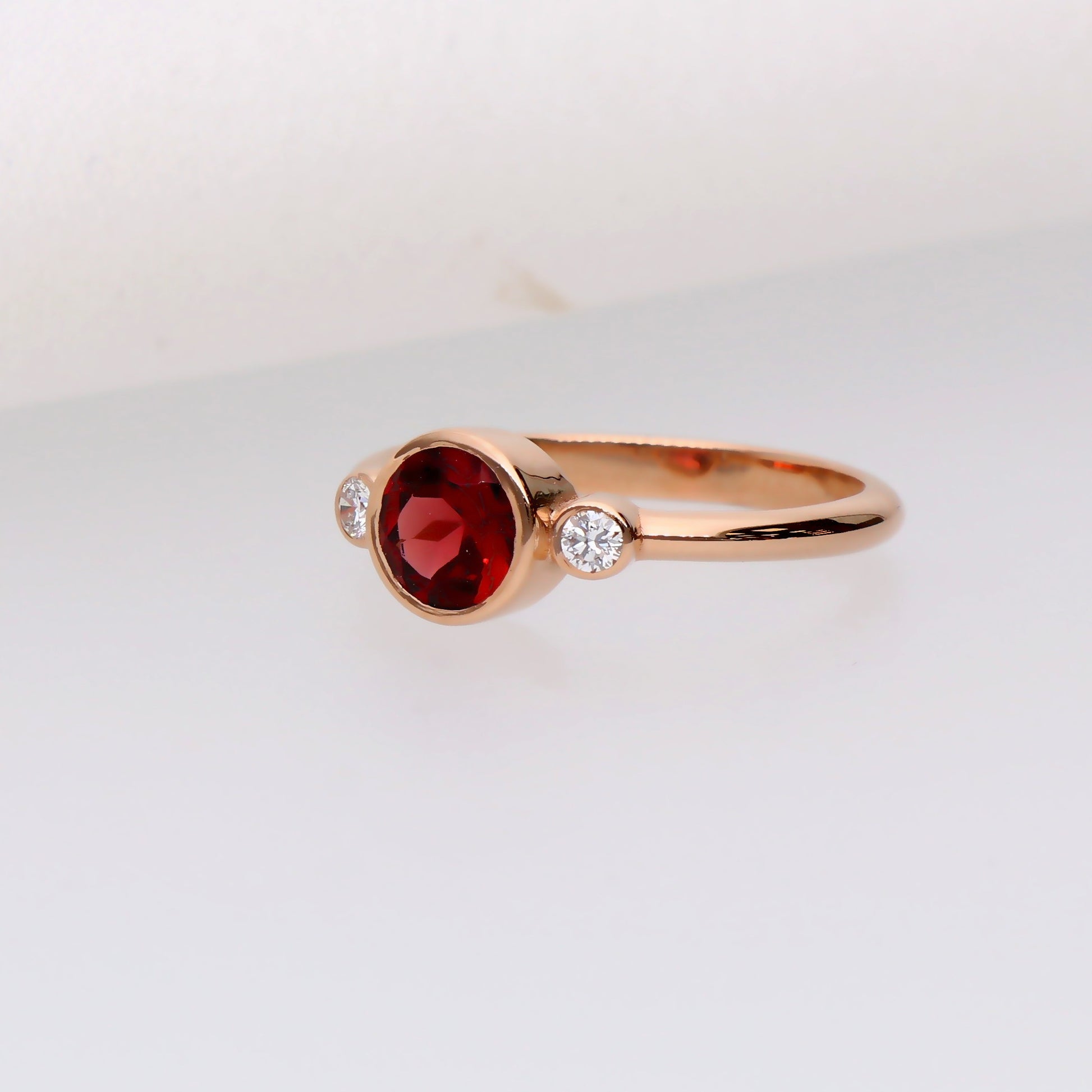 Elegantiškas auksinis žiedas su garnetu garnetas lab