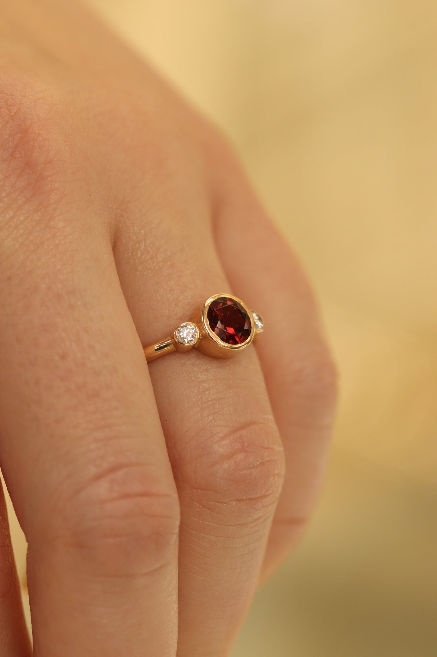 Elegantiškas auksinis žiedas su garnetu ir labaratoriniais