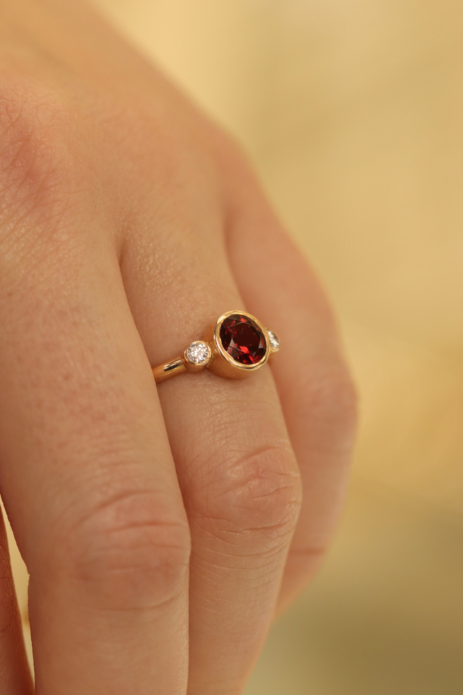 Elegantiškas auksinis žiedas su garnetu ir labaratoriniais