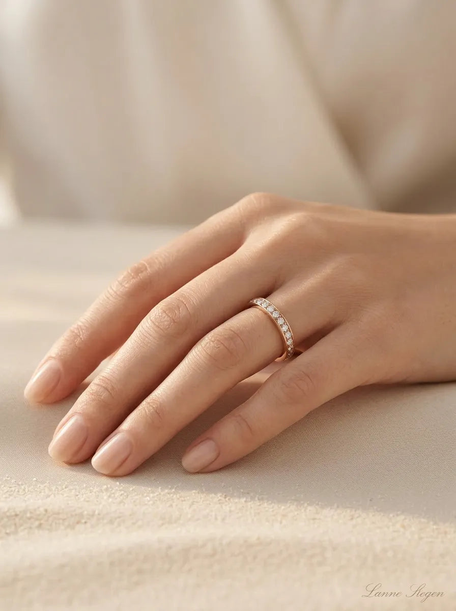 Auksinis žiedas eilutė su deimantais 0,24 ct