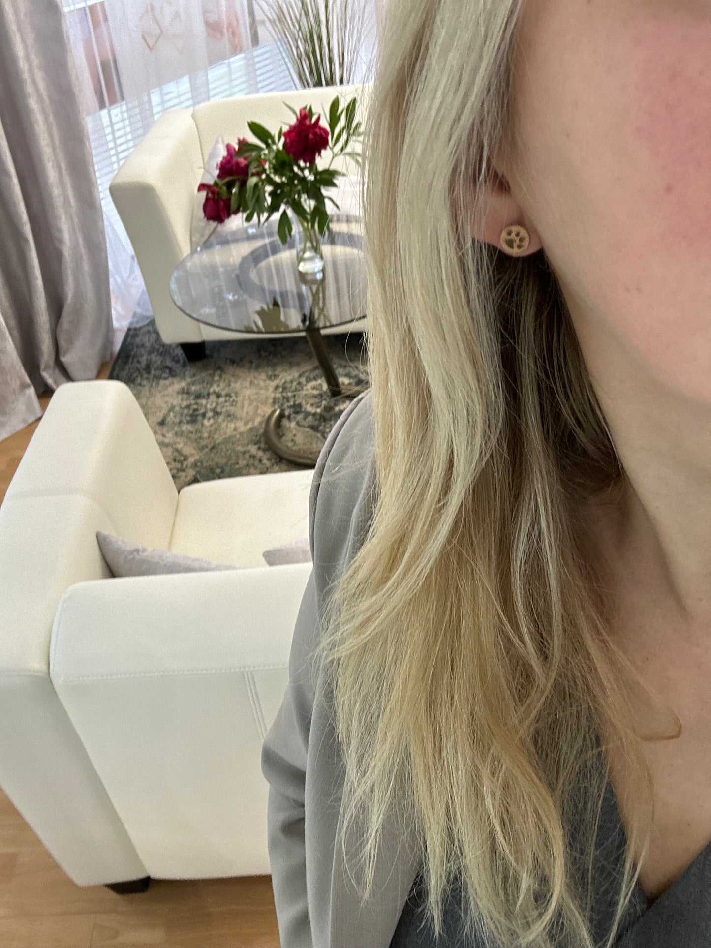 Mielos šuniuko letenėlės auskarų detalės iš aukso – žavingas motyvas