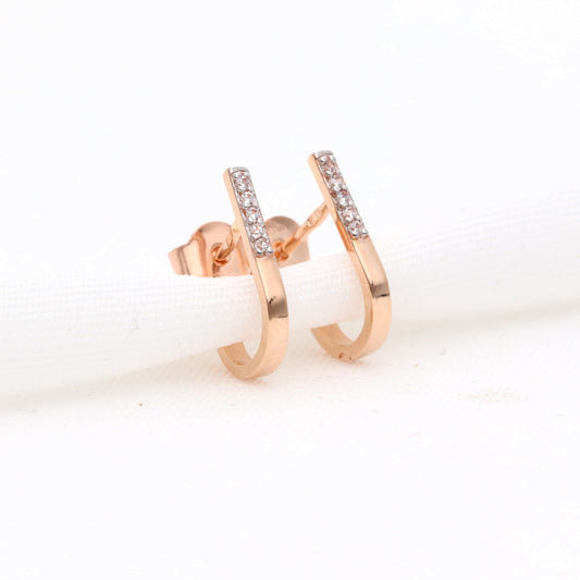 Minimalistiniai auksiniai papuošalai – elegantiškas šiuolaikinis dizainas